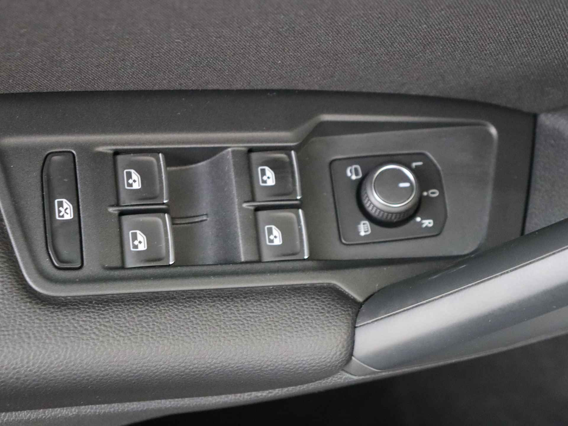 Volkswagen Tiguan 1.4 TSI eHybrid Business Automaat | Panorama dak | Navigatie | Climate Control - 29/40