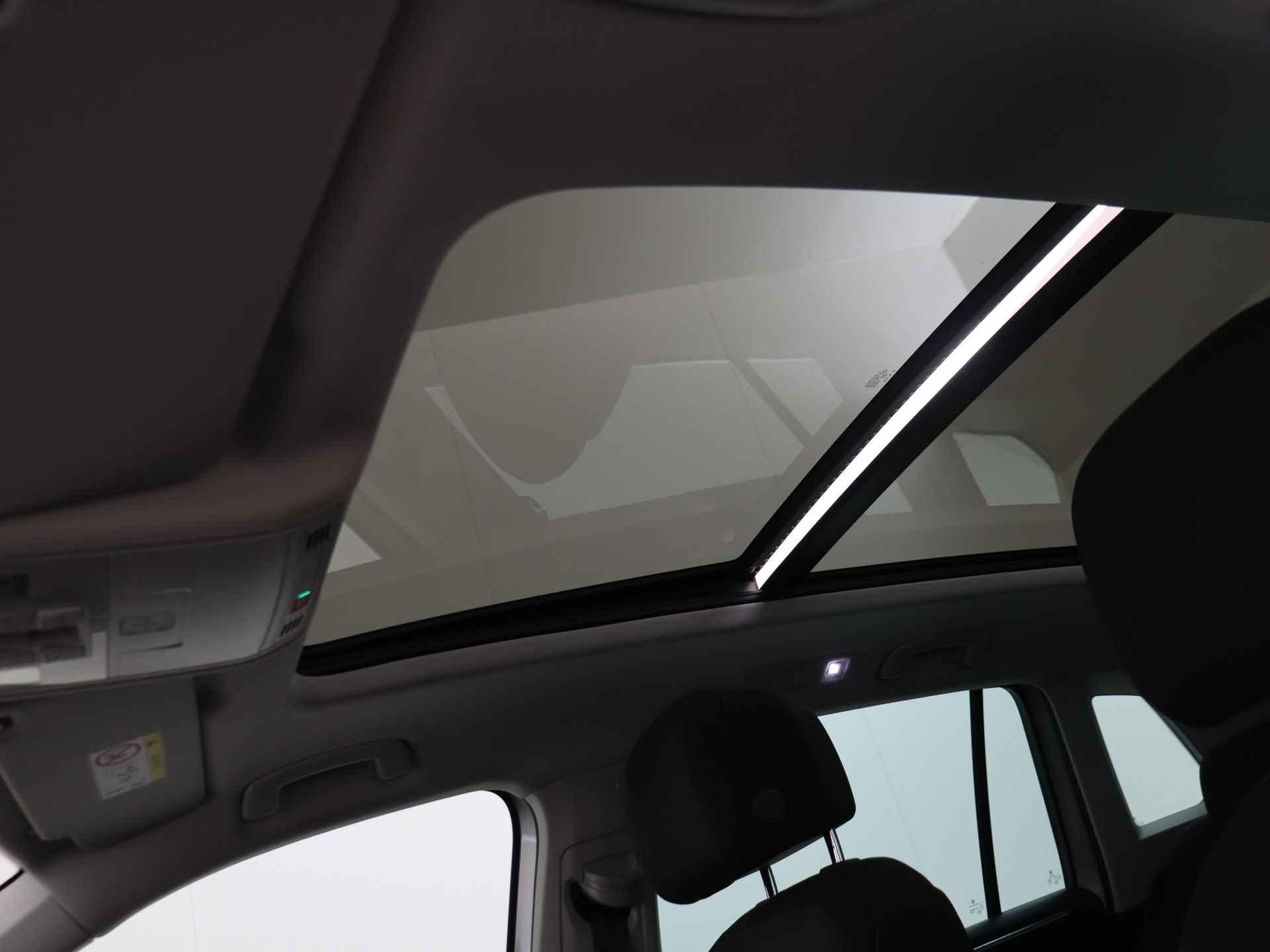 Volkswagen Tiguan 1.4 TSI eHybrid Business Automaat | Panorama dak | Navigatie | Climate Control - 30/40