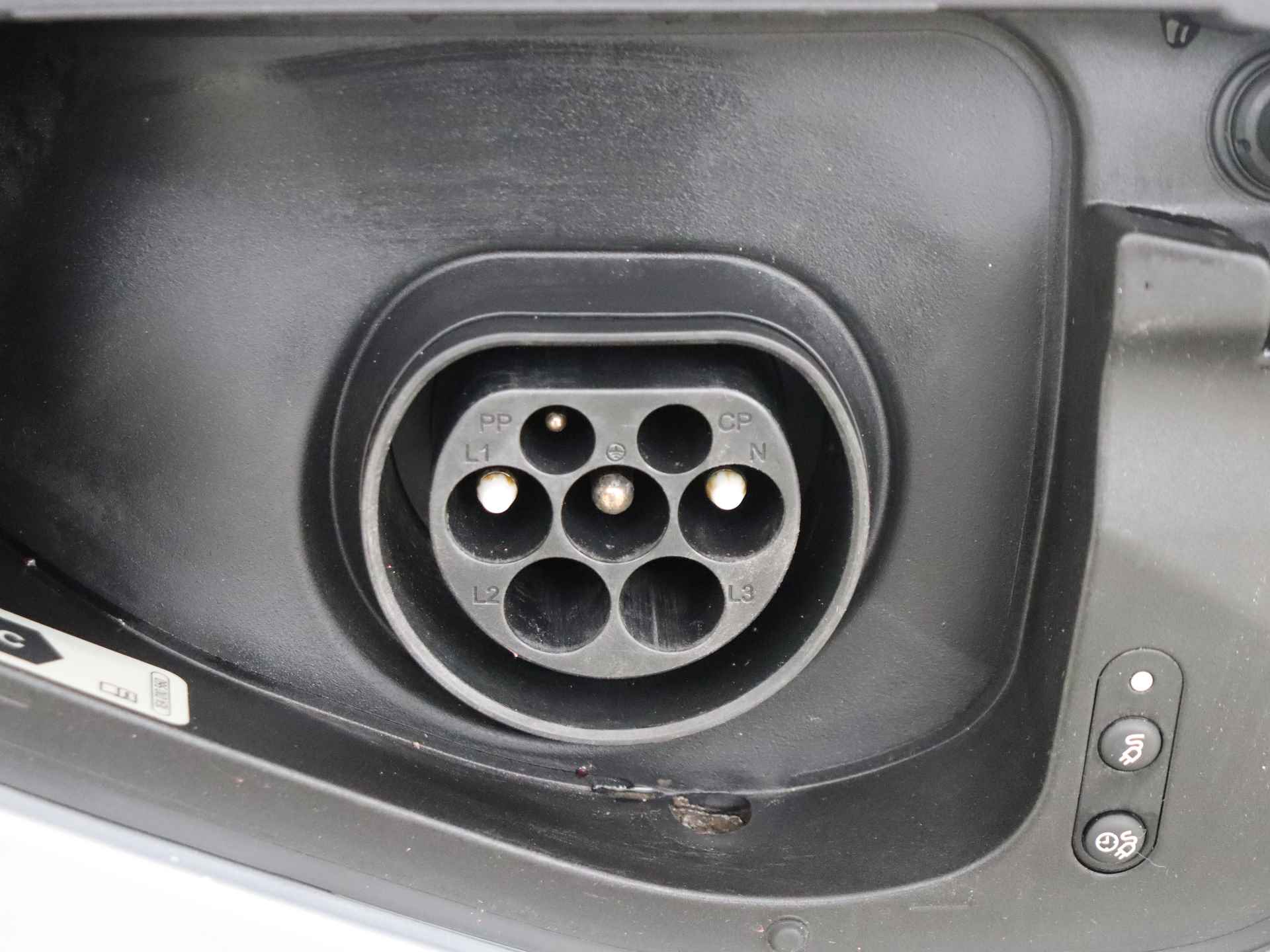 Volkswagen Tiguan 1.4 TSI eHybrid Business Automaat | Panorama dak | Navigatie | Climate Control - 38/40