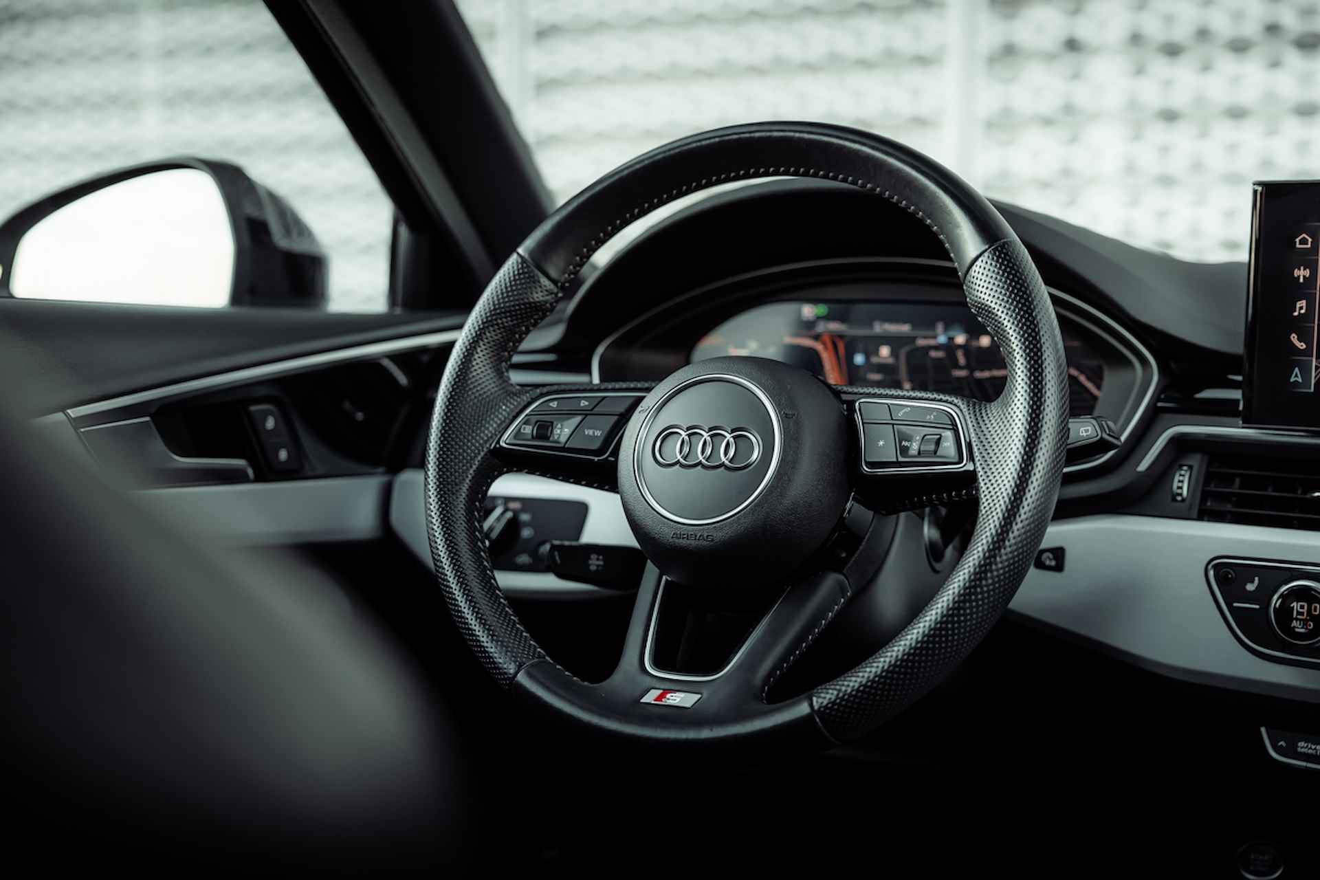 Audi A4 Avant 40 TFSI 190pk S Line Edition | Panoramadak | Navigatie | LED | Virtual Cockpit | Trekhaak | 18" LM velgen - 25/35