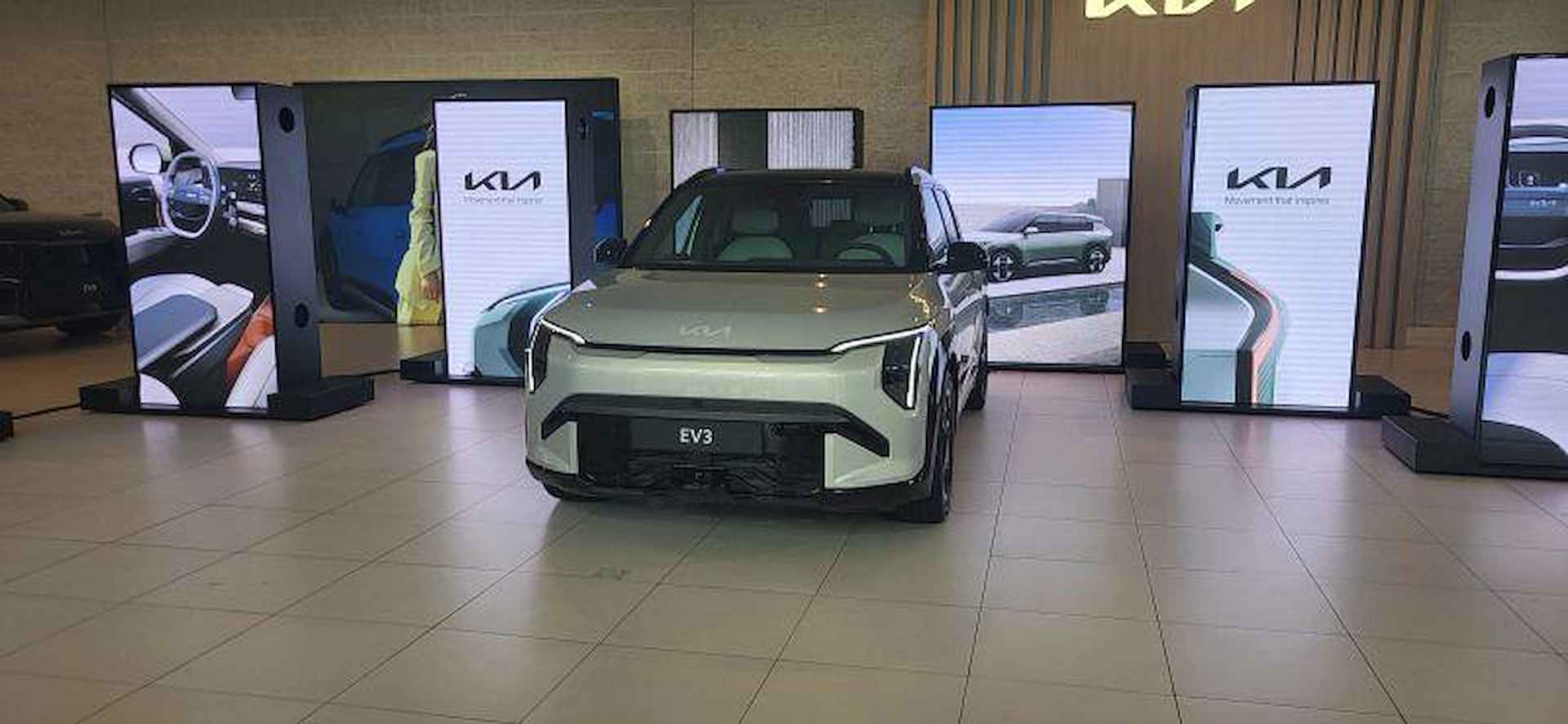 Kia EV3 Plus 81.4 kWh | Nu met €2.950,- Kia Subsidie! | Private Lease vanaf €429,- p.m. | Kia Financial lease met 2,99% Rente | 600Km WLTP | Stoel en stuur verwarming | Schuif/Kantel dak | Adaptieve cruisecontrol | Lederen bekleding | achteruitrij camera | Parkeersensoren V+A | dodehoekassistentie| Bel KIA Leiderdorp: 071 760 06 00 - 2/20