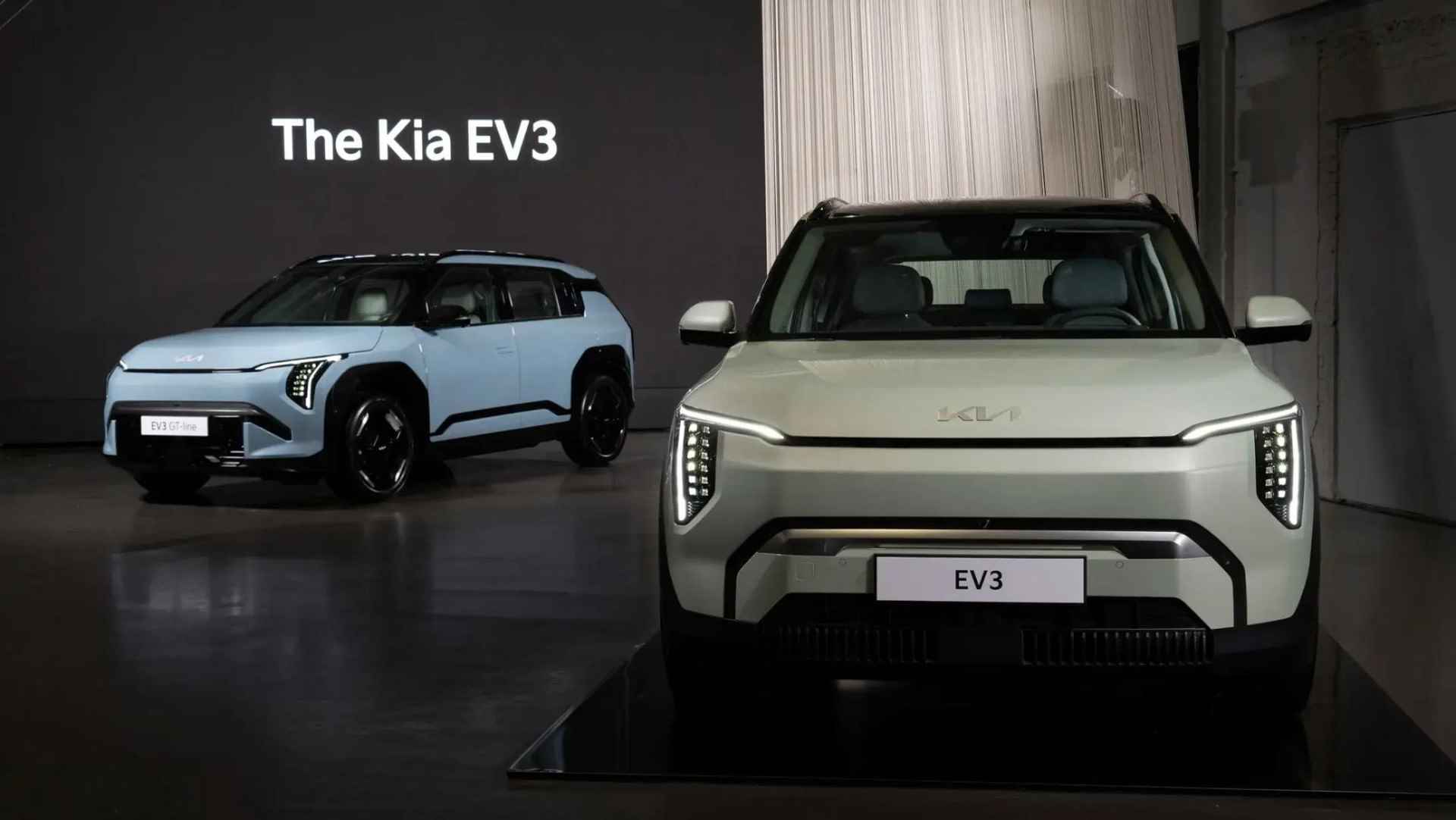 Kia EV3 Plus 81.4 kWh | Nu met €2.950,- Kia Subsidie! | Private Lease vanaf €429,- p.m. | Kia Financial lease met 2,99% Rente | 600Km WLTP | Stoel en stuur verwarming | Schuif/Kantel dak | Adaptieve cruisecontrol | Lederen bekleding | achteruitrij camera | Parkeersensoren V+A | dodehoekassistentie| Bel KIA Leiderdorp: 071 760 06 00 - 3/20