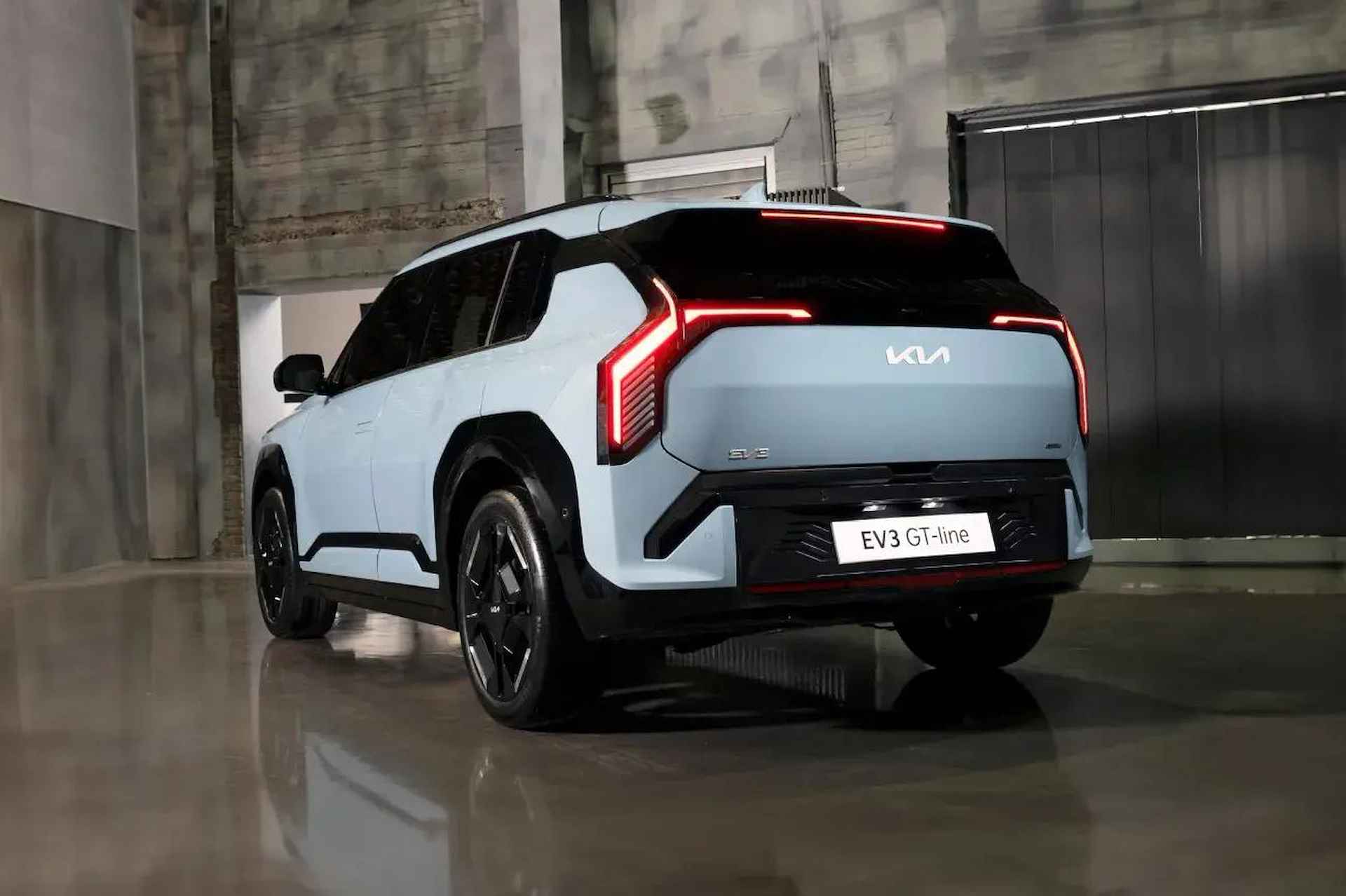 Kia EV3 Plus 81.4 kWh | Nu met €2.950,- Kia Subsidie! | Private Lease vanaf €429,- p.m. | Kia Financial lease met 2,99% Rente | 600Km WLTP | Stoel en stuur verwarming | Schuif/Kantel dak | Adaptieve cruisecontrol | Lederen bekleding | achteruitrij camera | Parkeersensoren V+A | dodehoekassistentie| Bel KIA Leiderdorp: 071 760 06 00 - 11/20