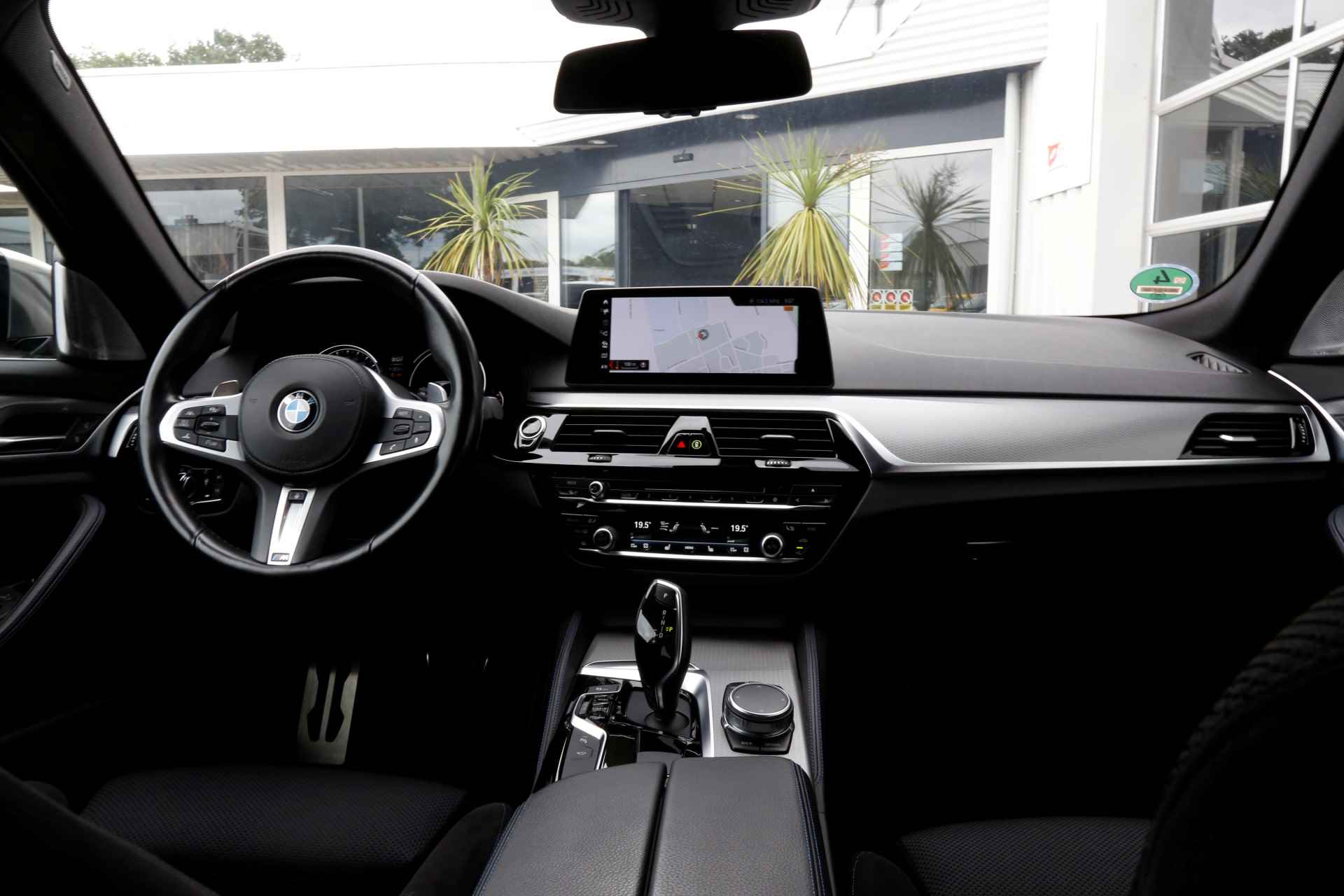 BMW 5 Serie M550i V8 462PK xDrive High Executive*Perfect BMW Onderh.*Bowers&Wilkins Diamond/Co-Pilot Pack/Softclose/Nachtzicht/Head-Up/Apple - 62/78