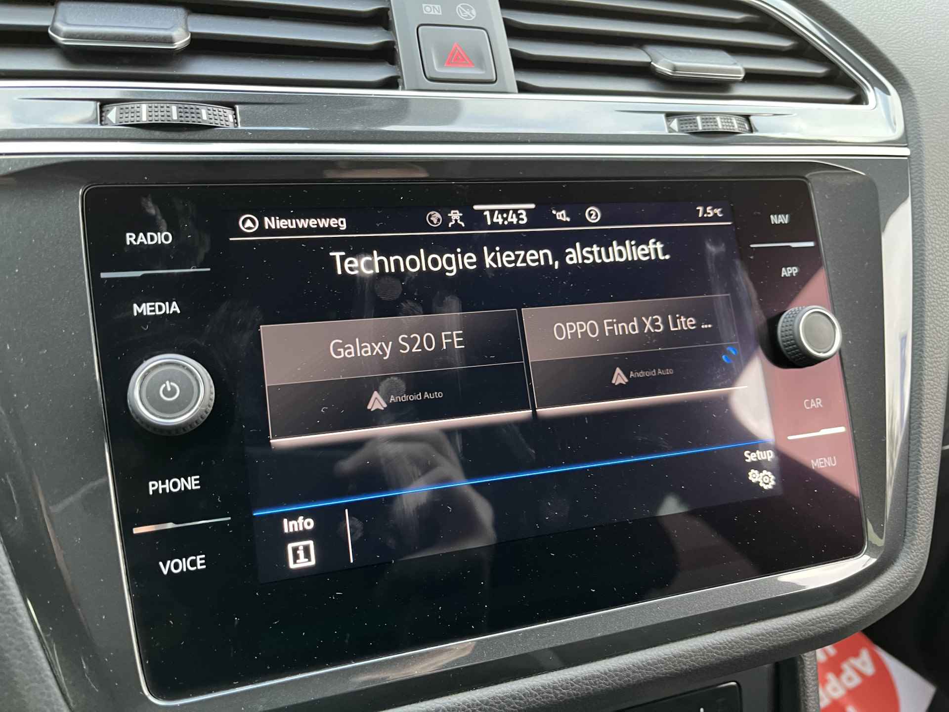 Volkswagen Tiguan 1.4 TSI eHybrid 2x R-Line / AUTOMAAT/ TREKHAAK/ CAMERA/ PARK. SENSOREN/ DODE HOEK/ ELEK. ACHTERKLEP/ STOEL&STUUR VERWARM./ ADAPT. CRUISE/ APP CONNECT/ NAVI/ CLIMA/ DAB/ 19" LMV - 22/34