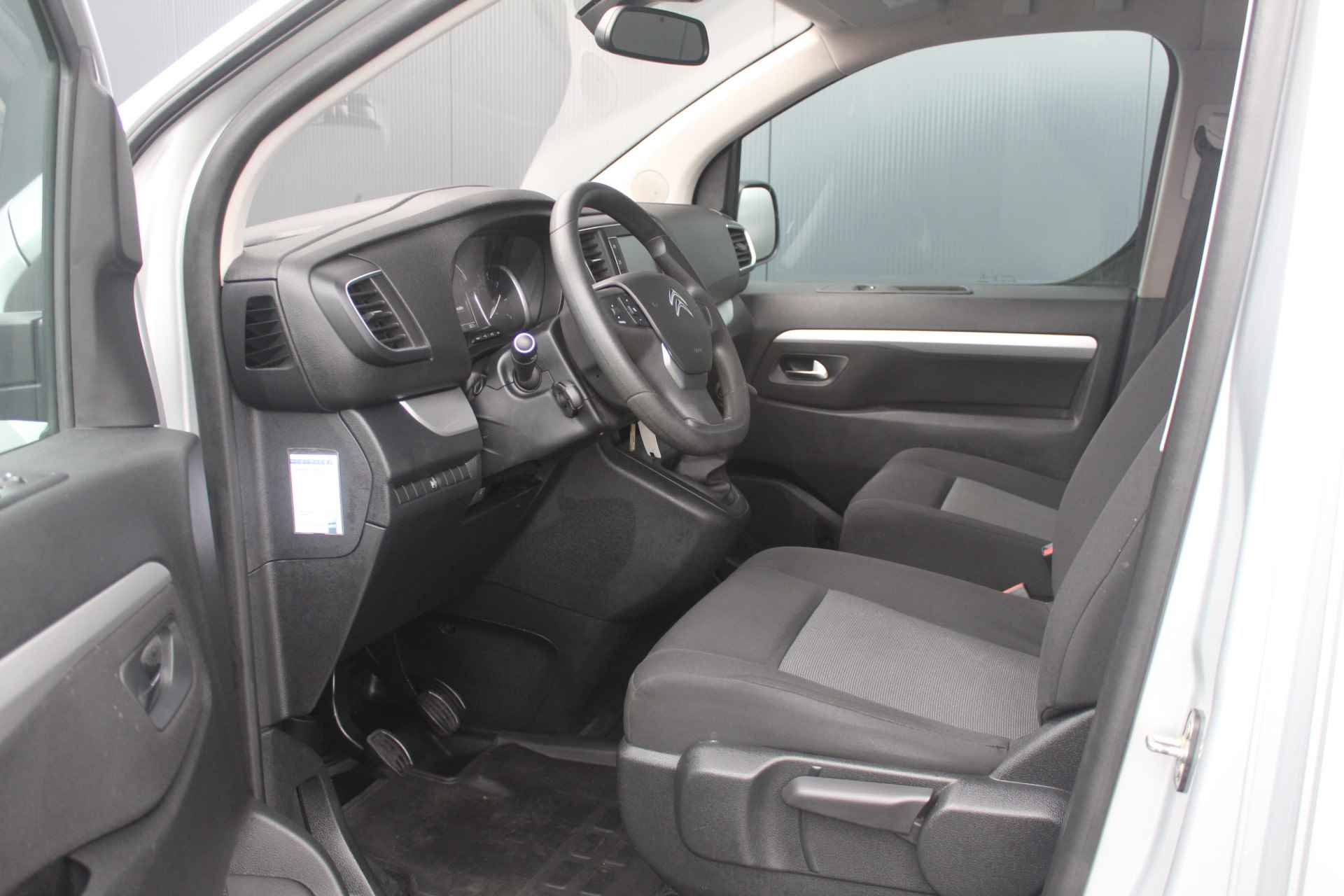Citroën Spacetourer 1.6 BlueHDi 115 M S&S Business | Incl 1 jaar garantie | Navi | Apple Carplay | Cruise control | Bluetooth | Start & Stop | Parkeersensoren achter | Schuifdeur rechts | 3 zitrijen | Airco | Bluetooth telefoon | Boekjes aanwezig | - 13/45