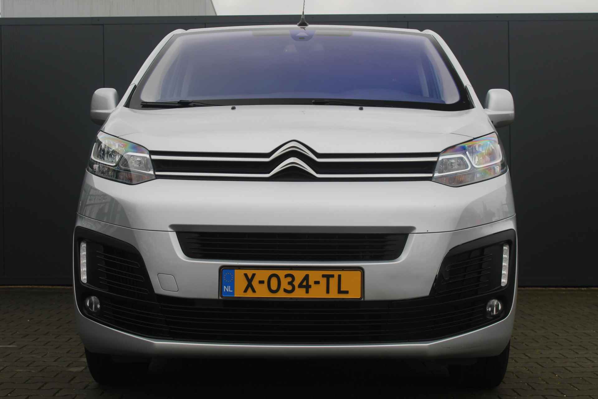 Citroën Spacetourer 1.6 BlueHDi 115 M S&S Business | Incl 1 jaar garantie | Navi | Apple Carplay | Cruise control | Bluetooth | Start & Stop | Parkeersensoren achter | Schuifdeur rechts | 3 zitrijen | Airco | Bluetooth telefoon | Boekjes aanwezig | - 15/45