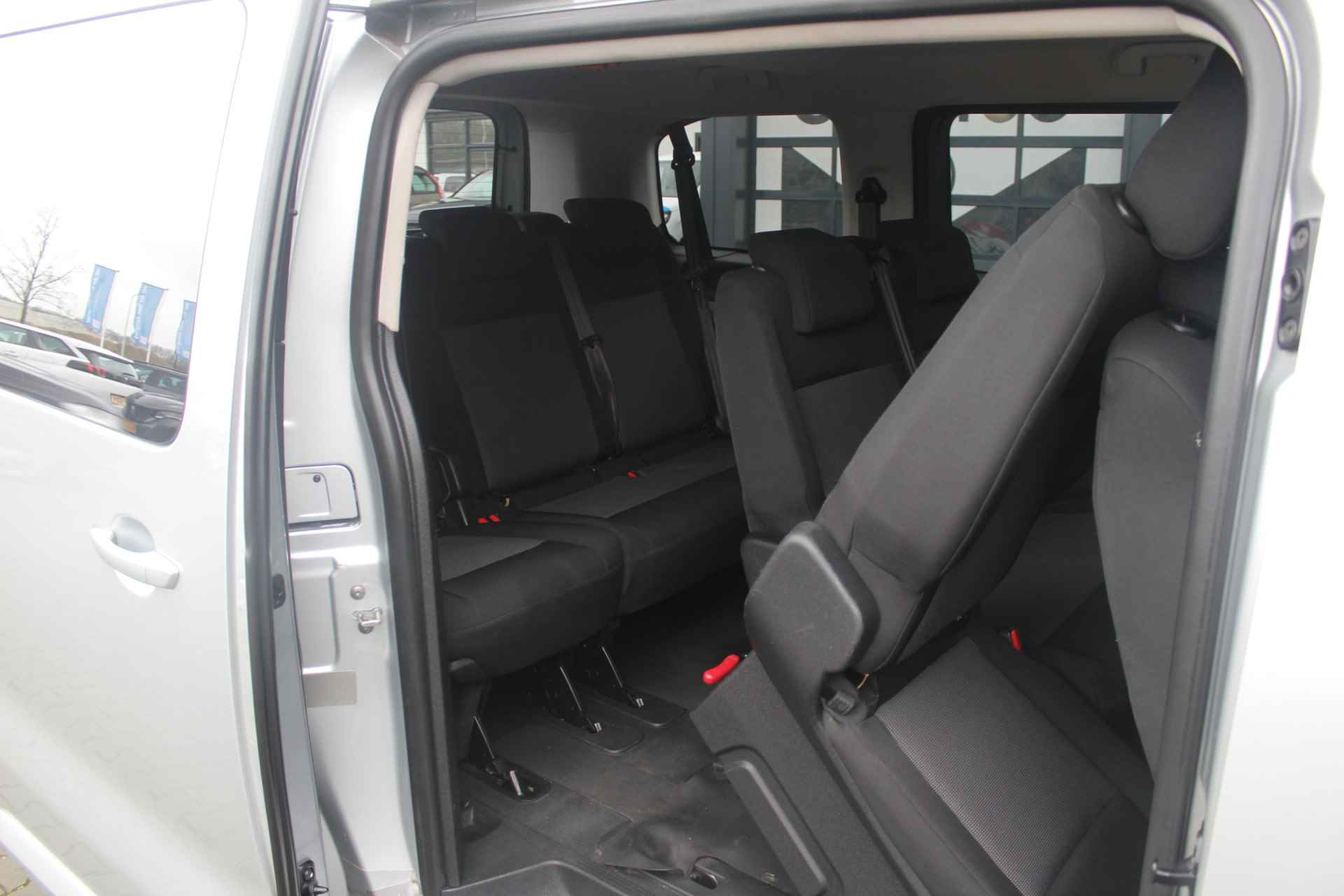 Citroën Spacetourer 1.6 BlueHDi 115 M S&S Business | Incl 1 jaar garantie | Navi | Apple Carplay | Cruise control | Bluetooth | Start & Stop | Parkeersensoren achter | Schuifdeur rechts | 3 zitrijen | Airco | Bluetooth telefoon | Boekjes aanwezig | - 42/45