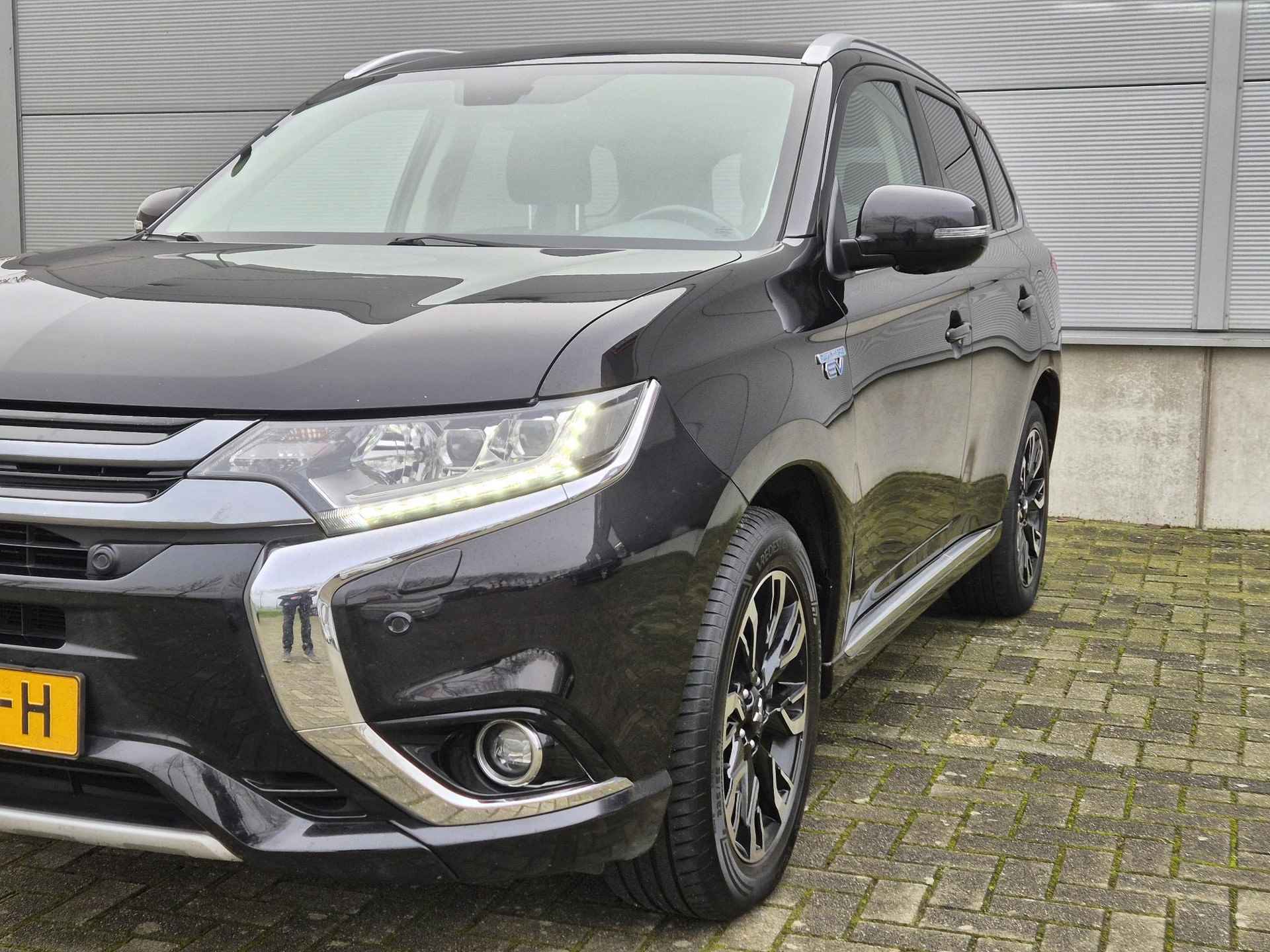 Mitsubishi Outlander 2.0 PHEV instyle+/Trekhaak/Leder/360 Camera Mitsubishi Outlander 2.0 PHEV instyle+/Trekhaak /Leder/360 Camera - 12/31