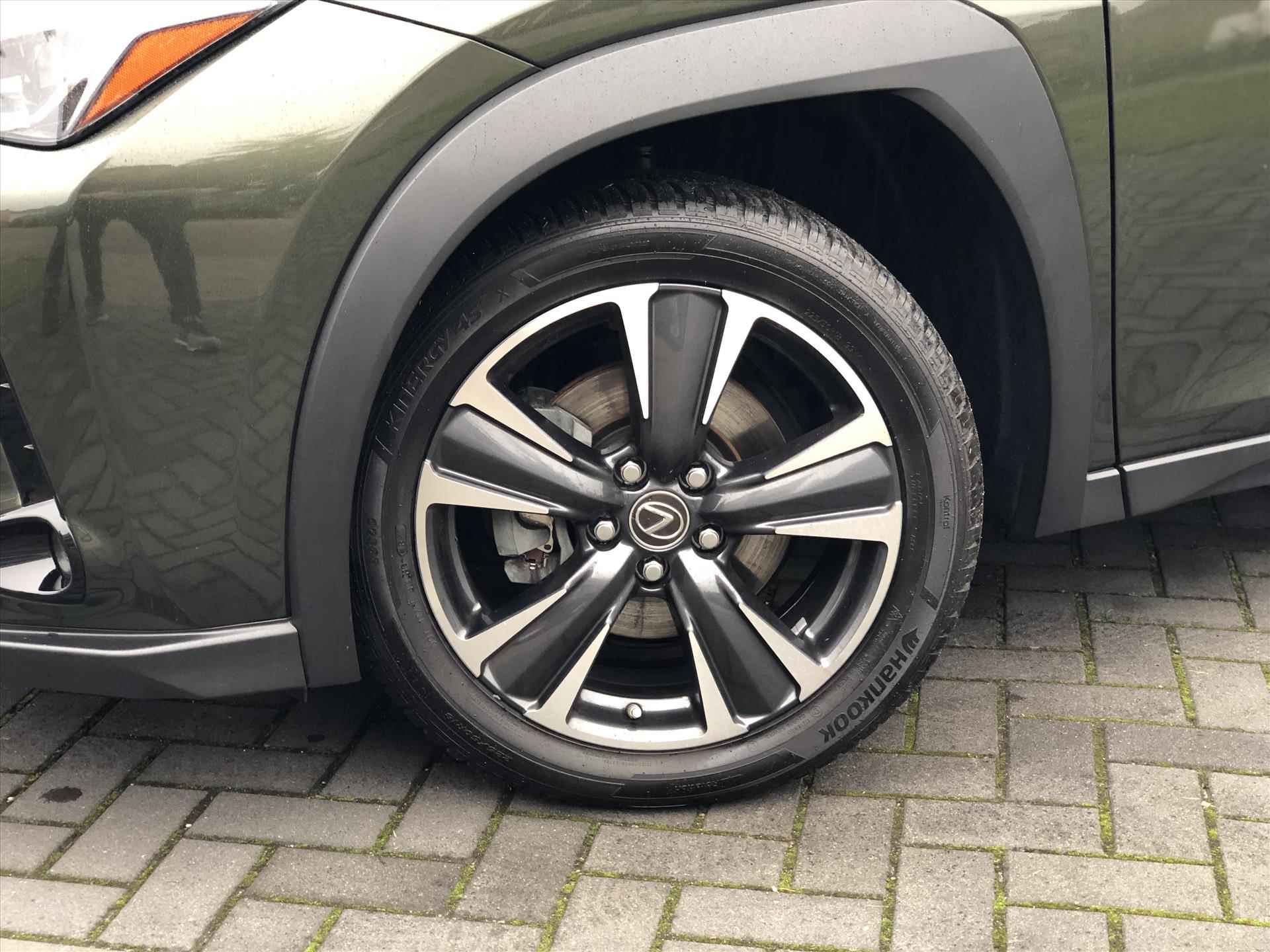 Lexus Ux 250h 184pk Preference Line | Dodehoekherkenning, Parkeersensoren, Keyless, 18 inch, CarPlay, Stoel + Stuurverwarming - 4/32