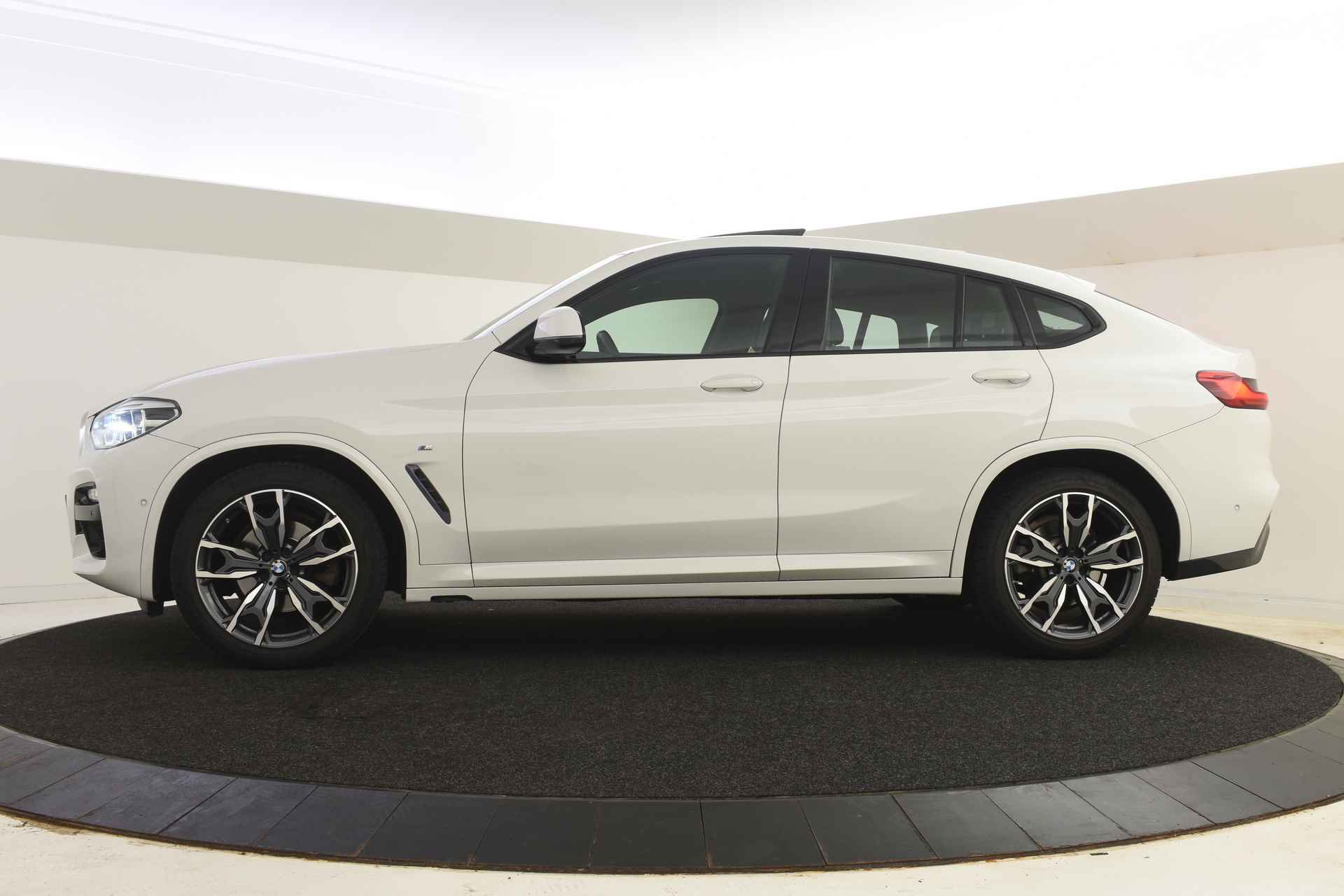 BMW X4 xDrive20i High Executive M Sport Automaat / Panoramadak / Sportstoelen / Stoelverwarming / Adaptieve LED / Parking Assistant / Navigatie Professional / M Sportstuurwiel - 4/39