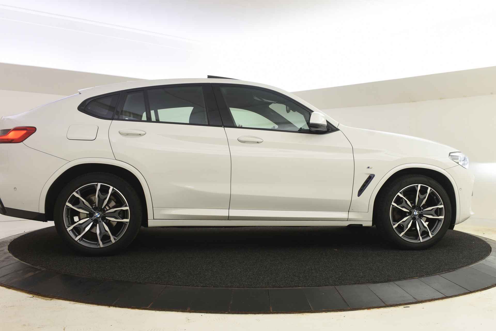 BMW X4 xDrive20i High Executive M Sport Automaat / Panoramadak / Sportstoelen / Stoelverwarming / Adaptieve LED / Parking Assistant / Navigatie Professional / M Sportstuurwiel - 12/39