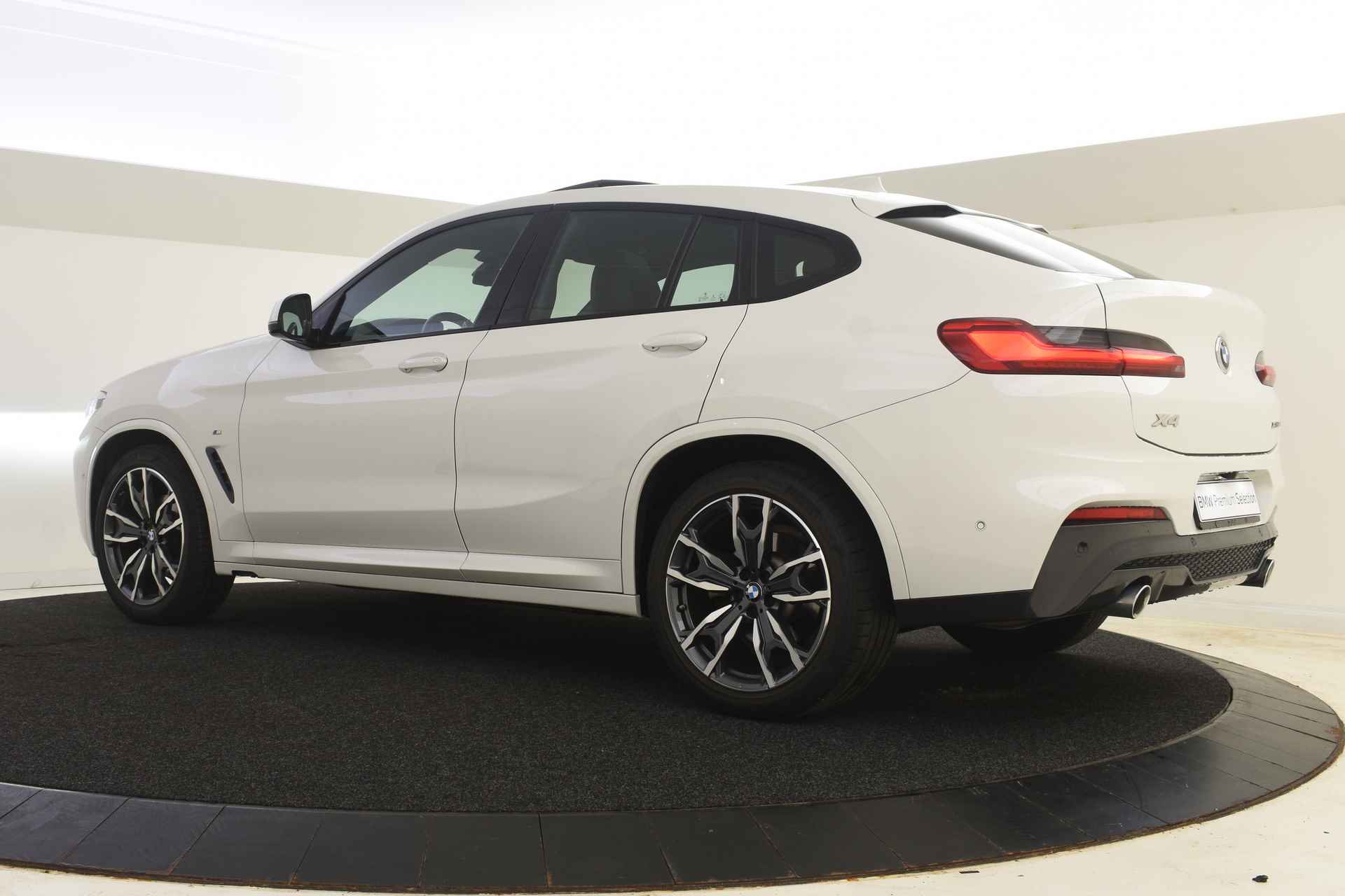 BMW X4 xDrive20i High Executive M Sport Automaat / Panoramadak / Sportstoelen / Stoelverwarming / Adaptieve LED / Parking Assistant / Navigatie Professional / M Sportstuurwiel - 13/39