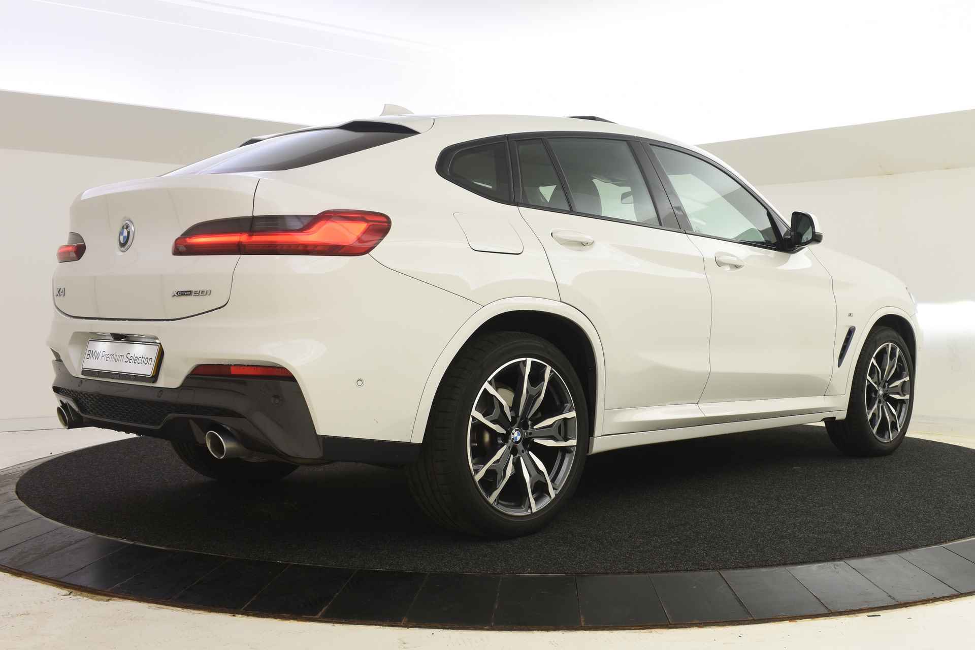 BMW X4 xDrive20i High Executive M Sport Automaat / Panoramadak / Sportstoelen / Stoelverwarming / Adaptieve LED / Parking Assistant / Navigatie Professional / M Sportstuurwiel - 14/39