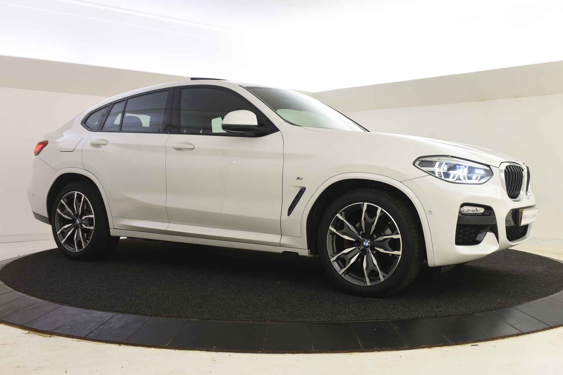 BMW X4 xDrive20i High Executive M Sport Automaat / Panoramadak / Sportstoelen / Stoelverwarming / Adaptieve LED / Parking Assistant / Navigatie Professional / M Sportstuurwiel - 23/39