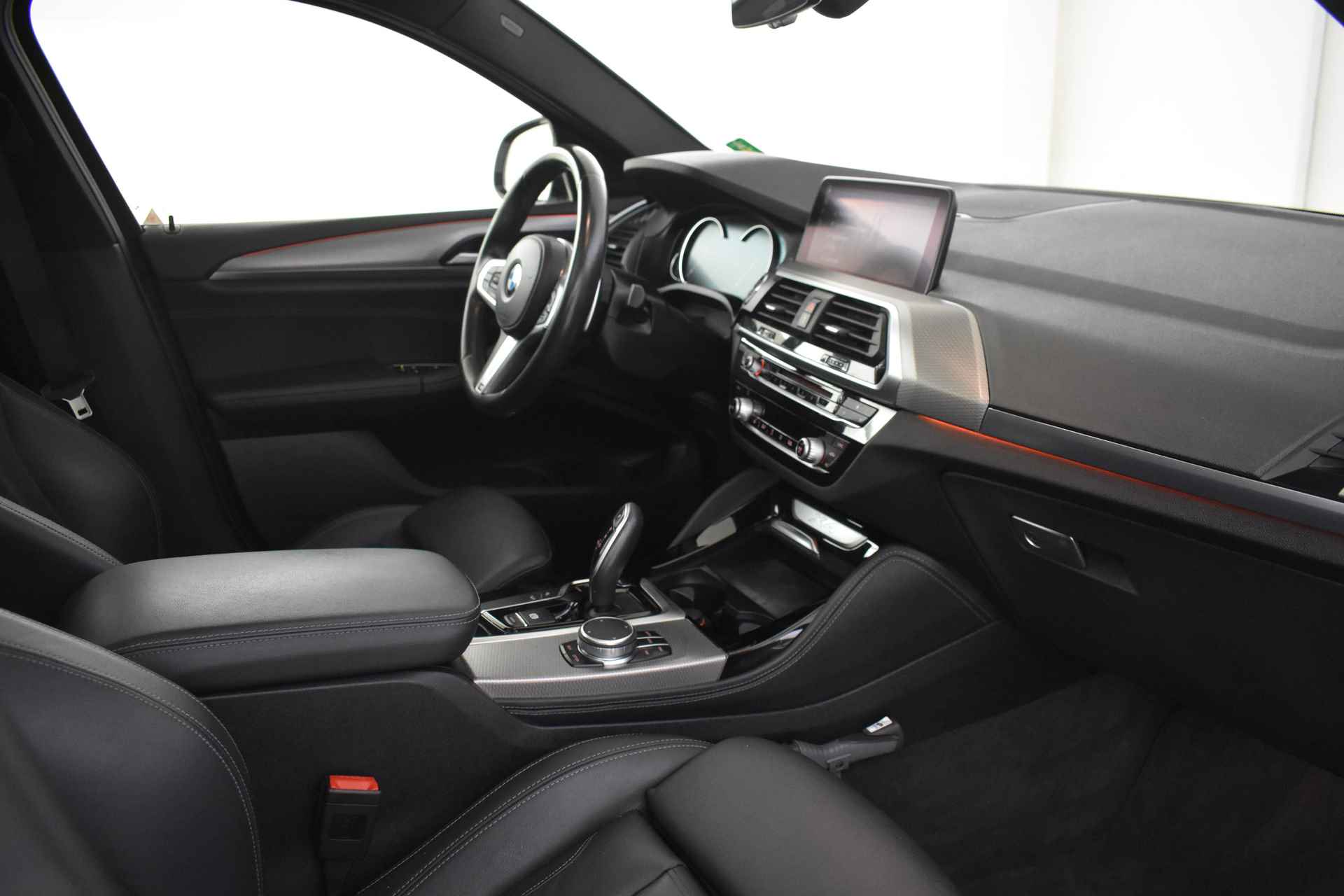 BMW X4 xDrive20i High Executive M Sport Automaat / Panoramadak / Sportstoelen / Stoelverwarming / Adaptieve LED / Parking Assistant / Navigatie Professional / M Sportstuurwiel - 38/39