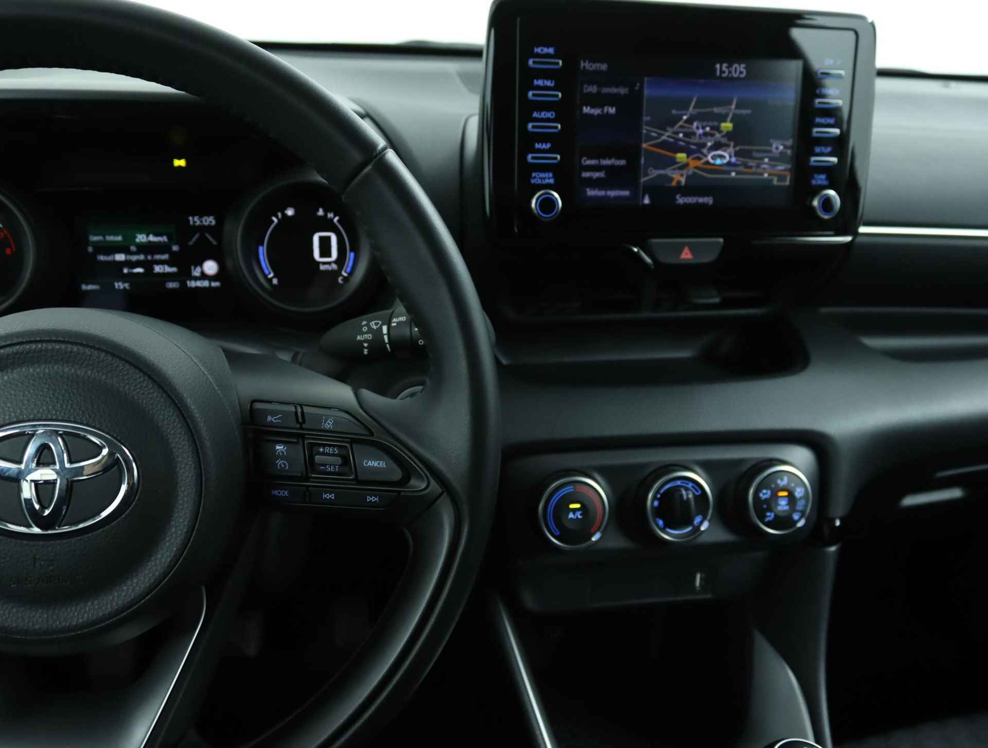 Toyota Yaris 1.5 VVT-i Dynamic | Navigatie | Adaptive Cruise Control | Achteruitrijcamera | All season banden | - 21/51