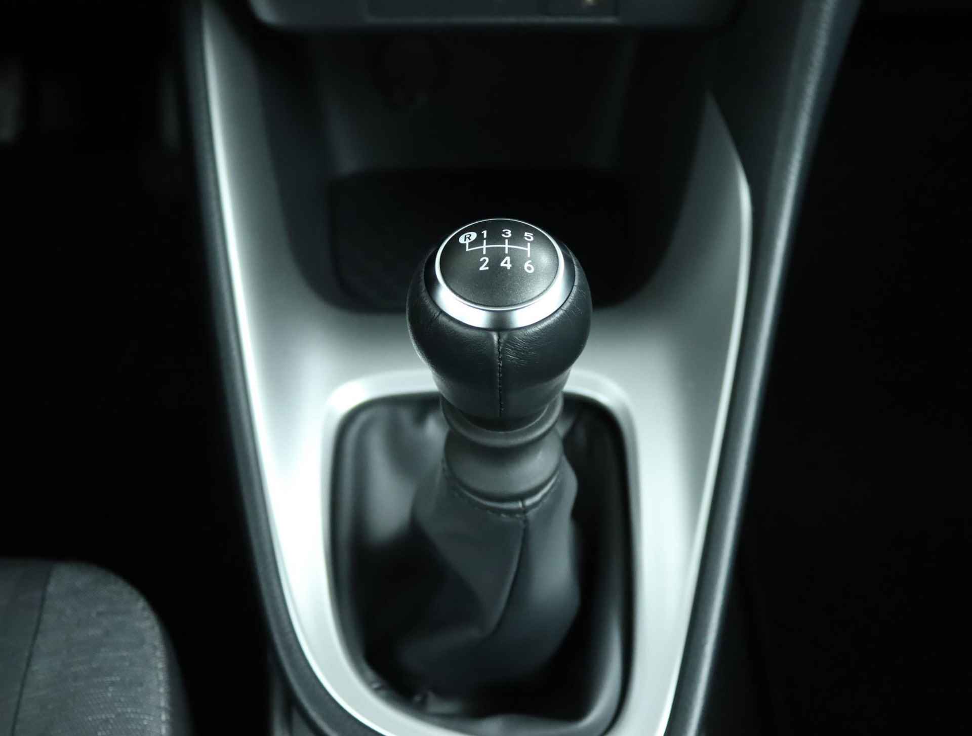 Toyota Yaris 1.5 VVT-i Dynamic | Navigatie | Adaptive Cruise Control | Achteruitrijcamera | All season banden | - 26/51