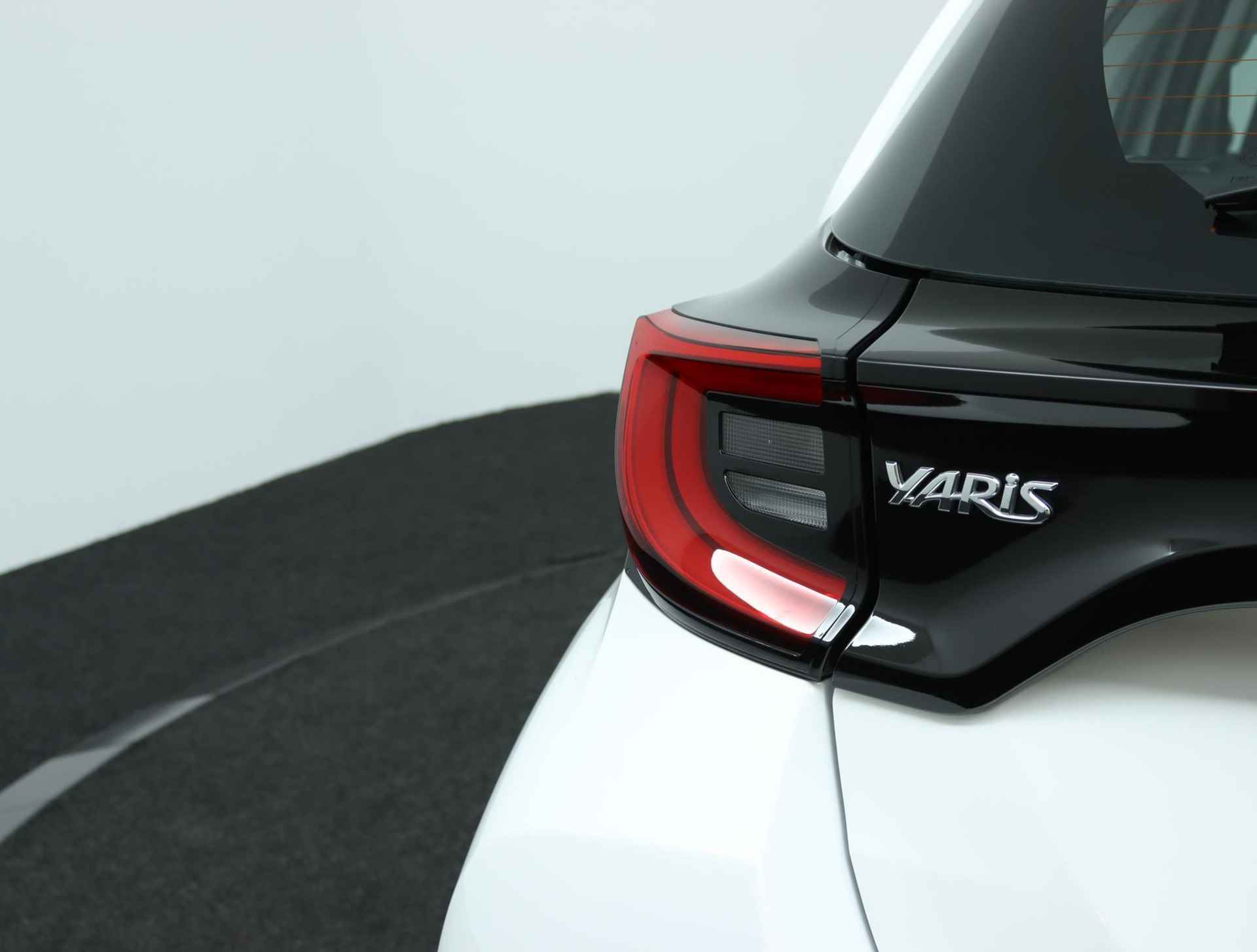 Toyota Yaris 1.5 VVT-i Dynamic | Navigatie | Adaptive Cruise Control | Achteruitrijcamera | All season banden | - 38/51