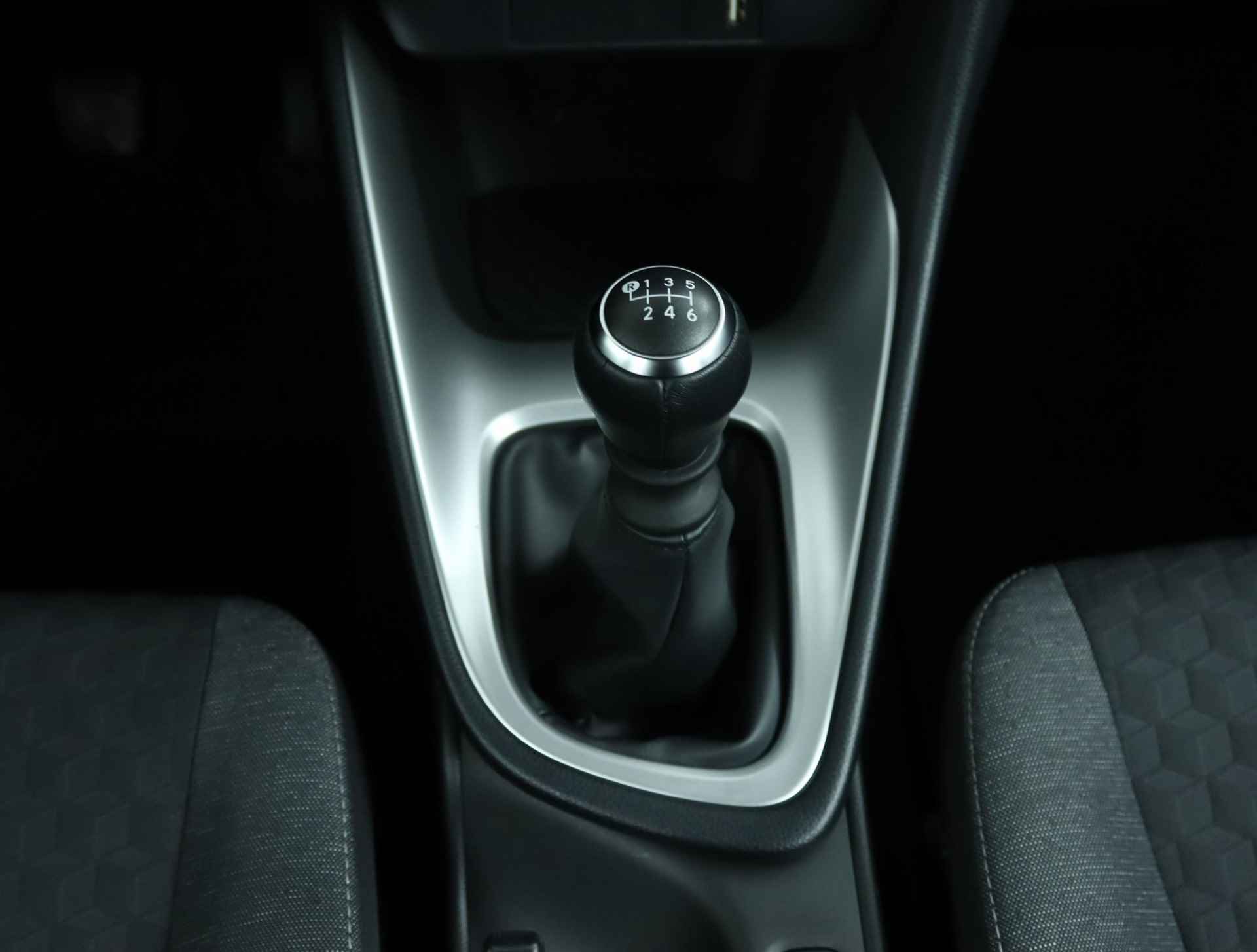 Toyota Yaris 1.5 VVT-i Dynamic | Navigatie | Adaptive Cruise Control | Achteruitrijcamera | All season banden | - 51/51