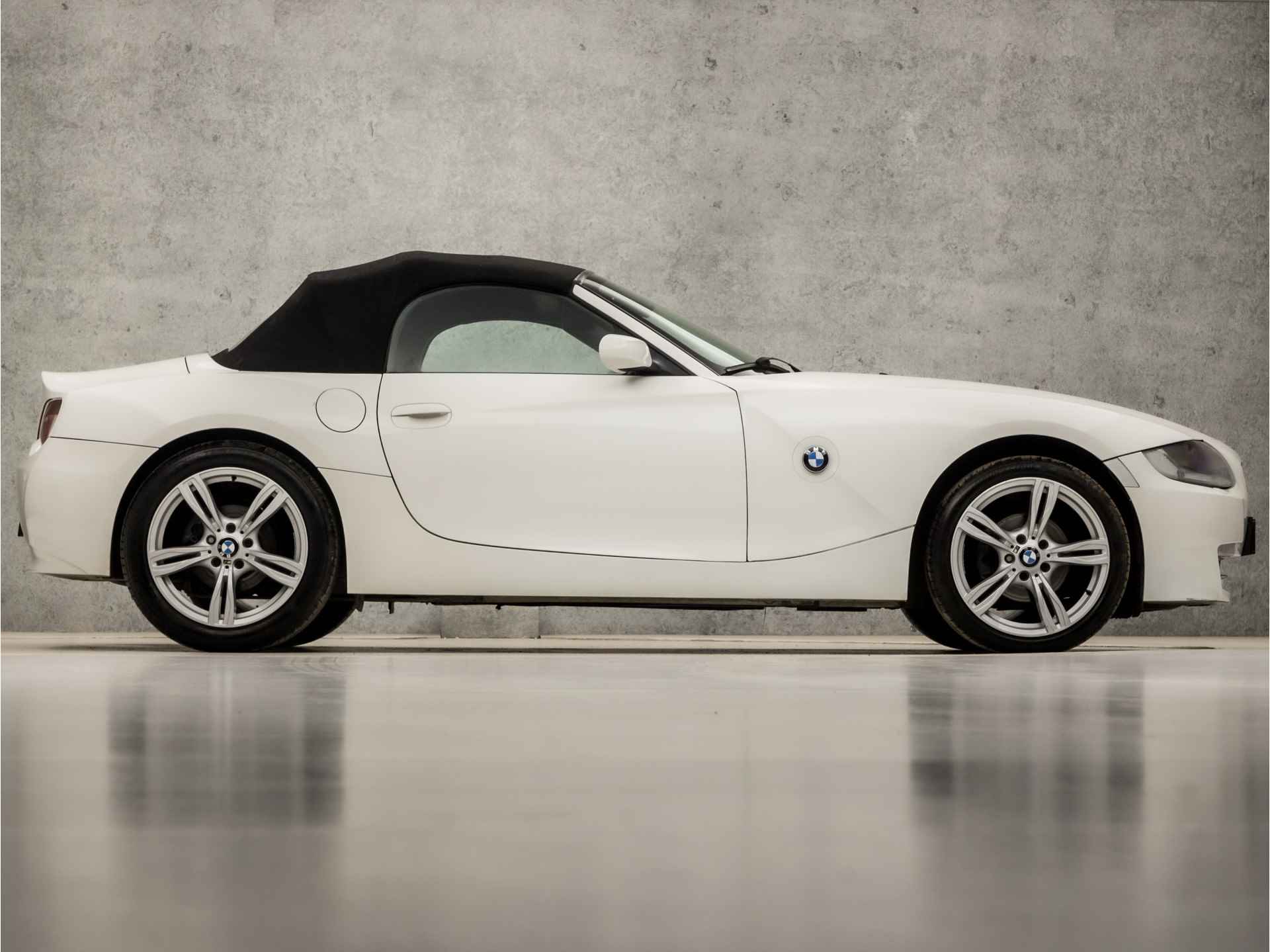 BMW Z4 Roadster 2.0i Sportline 150Pk (YOUNGTIMER, SCHERM, STOELVERWARMING, LEDER, MEMORY SEATS, XENON, CLIMATE, CRUISE, PARKEERSENSOREN, NIEUWE APK, NIEUWSTAAT) - 4/34