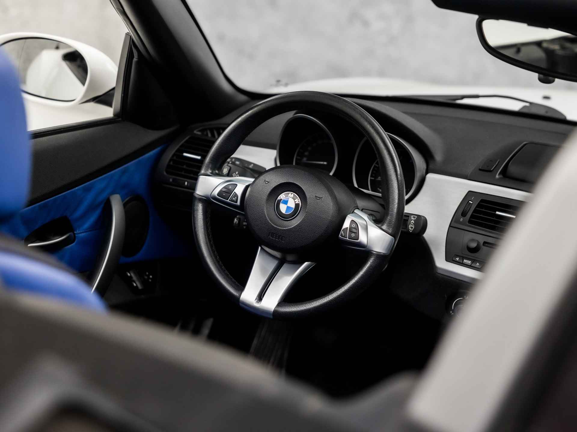 BMW Z4 Roadster 2.0i Sportline 150Pk (YOUNGTIMER, SCHERM, STOELVERWARMING, LEDER, MEMORY SEATS, XENON, CLIMATE, CRUISE, PARKEERSENSOREN, NIEUWE APK, NIEUWSTAAT) - 17/34