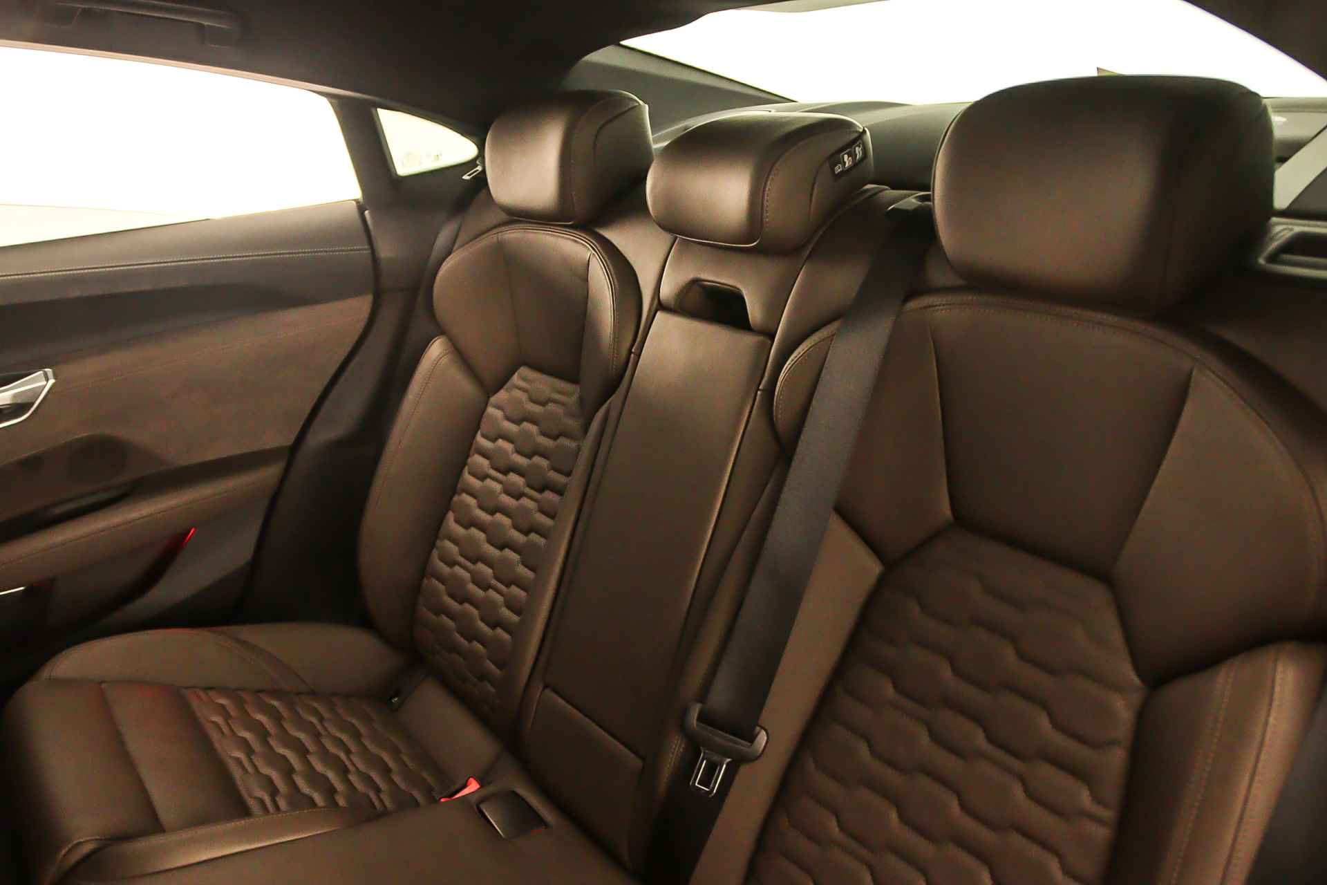 Audi e-tron GT 93 kWh 476pk Quattro | B&O | Matrix-Laser | Leder | 360cam | 21 inch | Stoelverwarming/Ventilatie | Parking/Tourpack | Wolraamcarbid Remmen | - 97/165