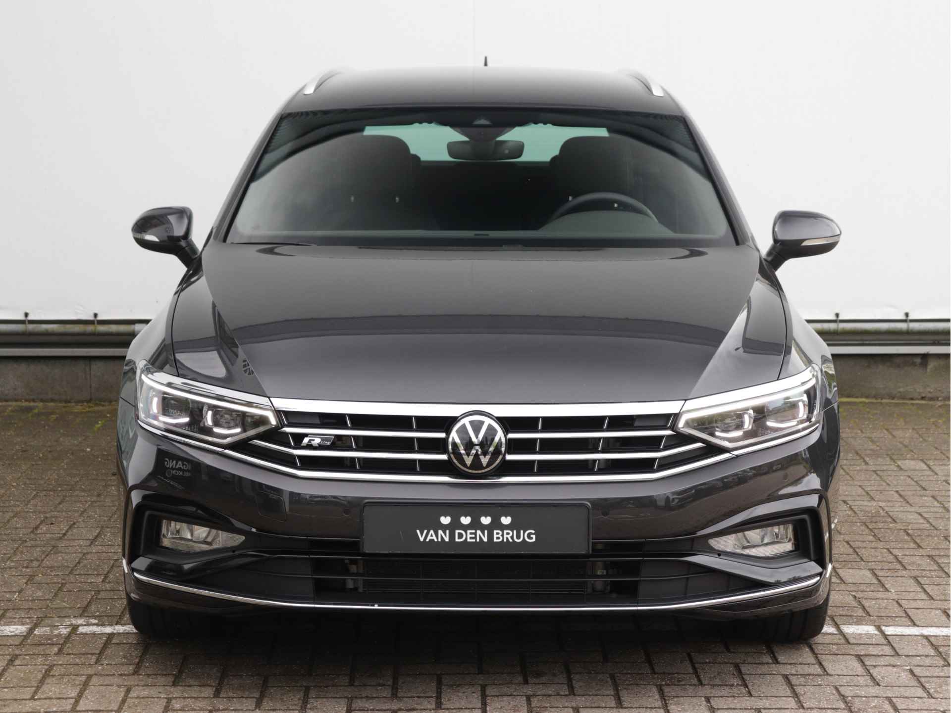 Volkswagen Passat Variant 1.5 TSI R-Line 150pk Automaat | Navigatie | Camera | Stoelverwarming V+A | LED Matrix | - 4/56