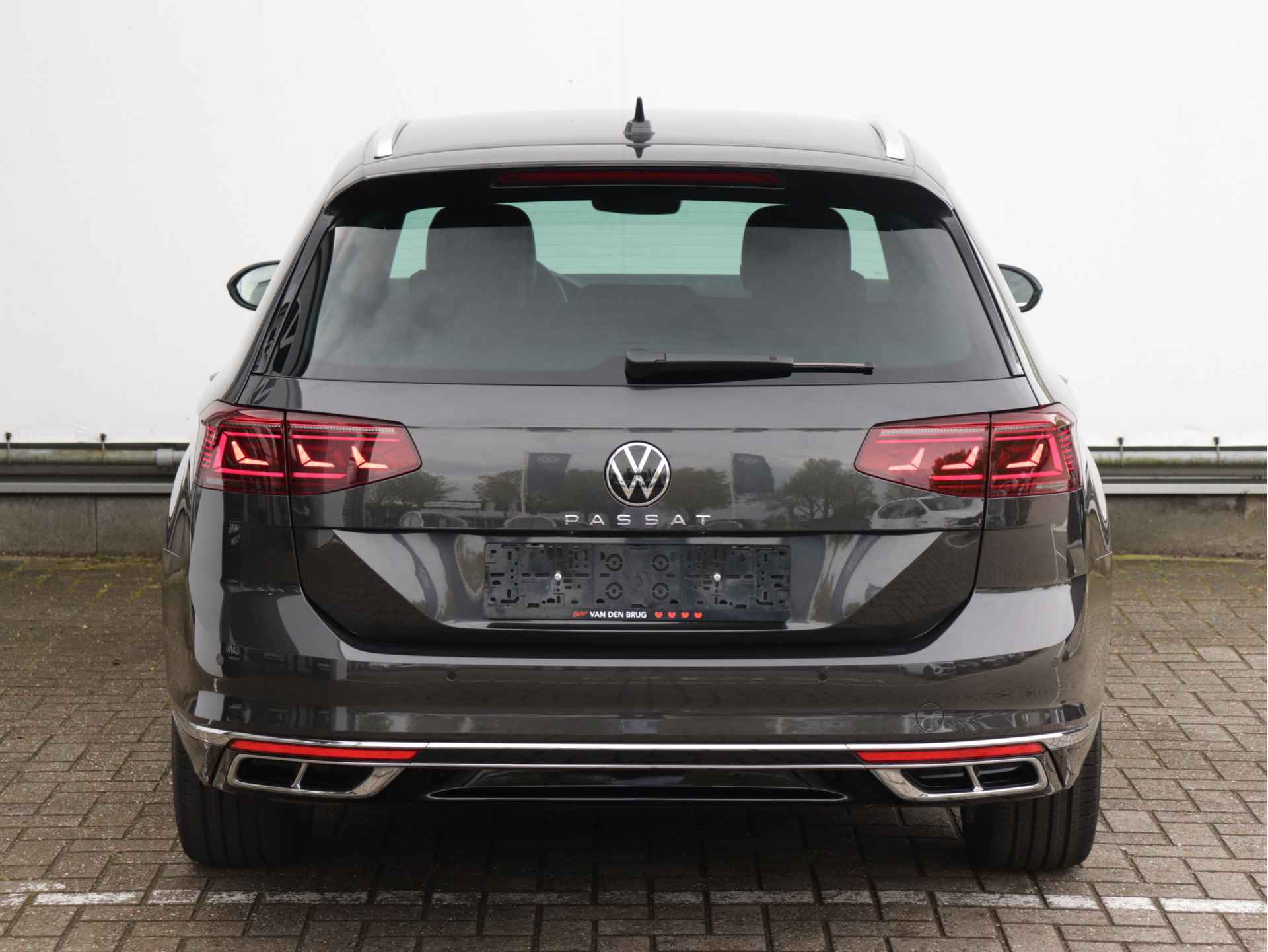 Volkswagen Passat Variant 1.5 TSI R-Line 150pk Automaat | Navigatie | Camera | Stoelverwarming V+A | LED Matrix | - 6/56