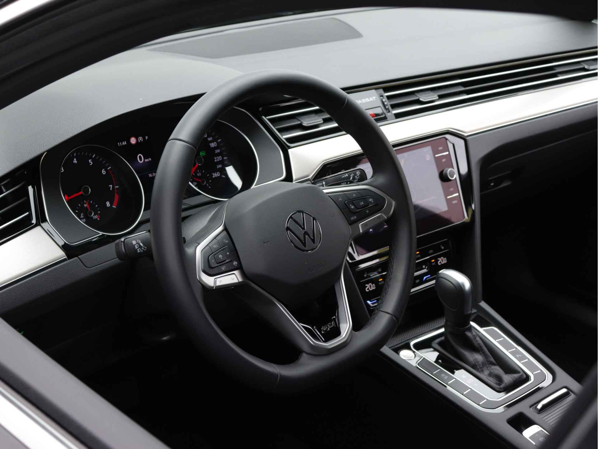 Volkswagen Passat Variant 1.5 TSI R-Line 150pk Automaat | Navigatie | Camera | Stoelverwarming V+A | LED Matrix | - 8/56