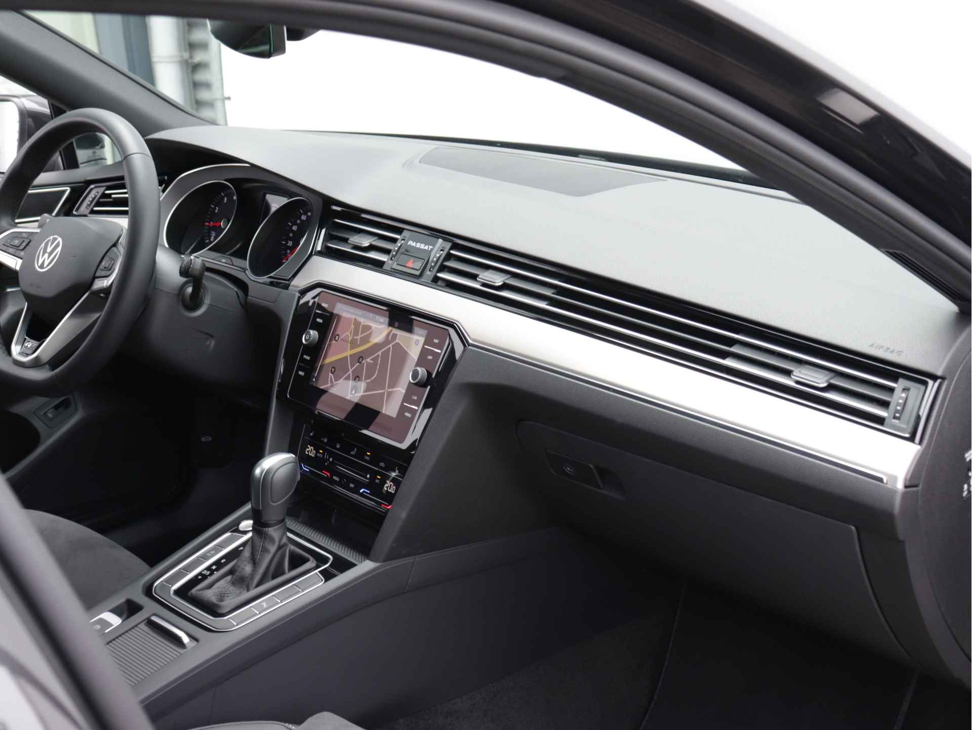 Volkswagen Passat Variant 1.5 TSI R-Line 150pk Automaat | Navigatie | Camera | Stoelverwarming V+A | LED Matrix | - 23/56
