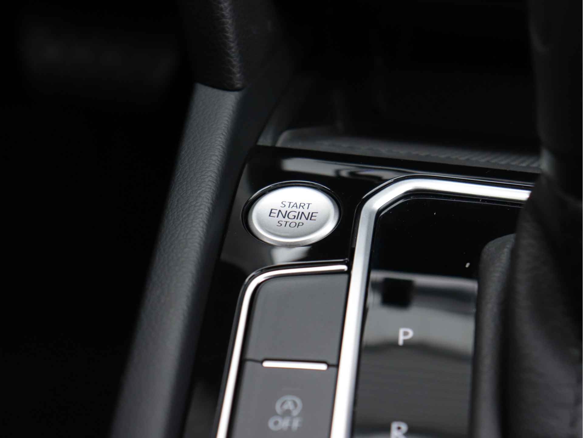 Volkswagen Passat Variant 1.5 TSI R-Line 150pk Automaat | Navigatie | Camera | Stoelverwarming V+A | LED Matrix | - 24/56