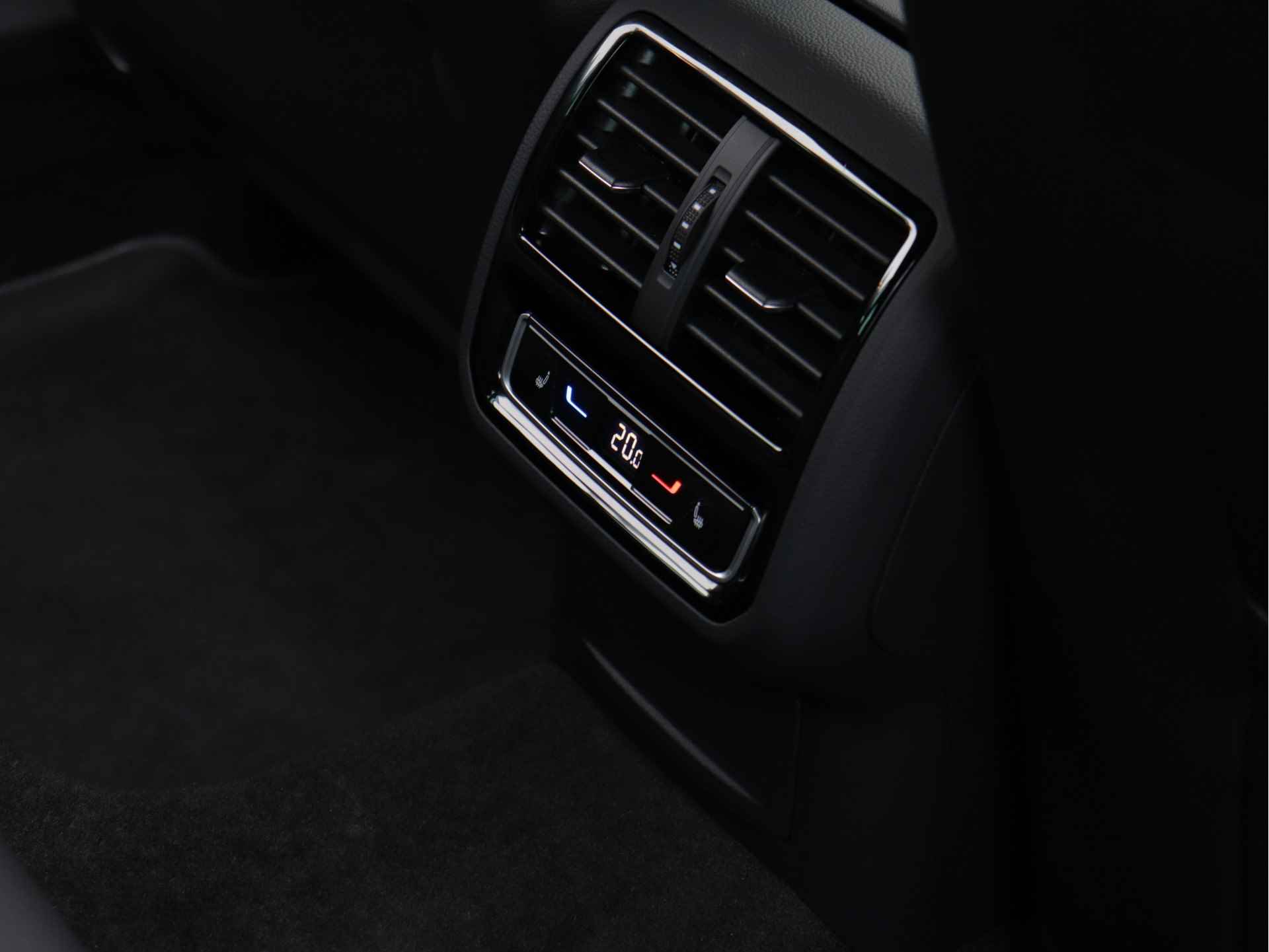 Volkswagen Passat Variant 1.5 TSI R-Line 150pk Automaat | Navigatie | Camera | Stoelverwarming V+A | LED Matrix | - 29/56