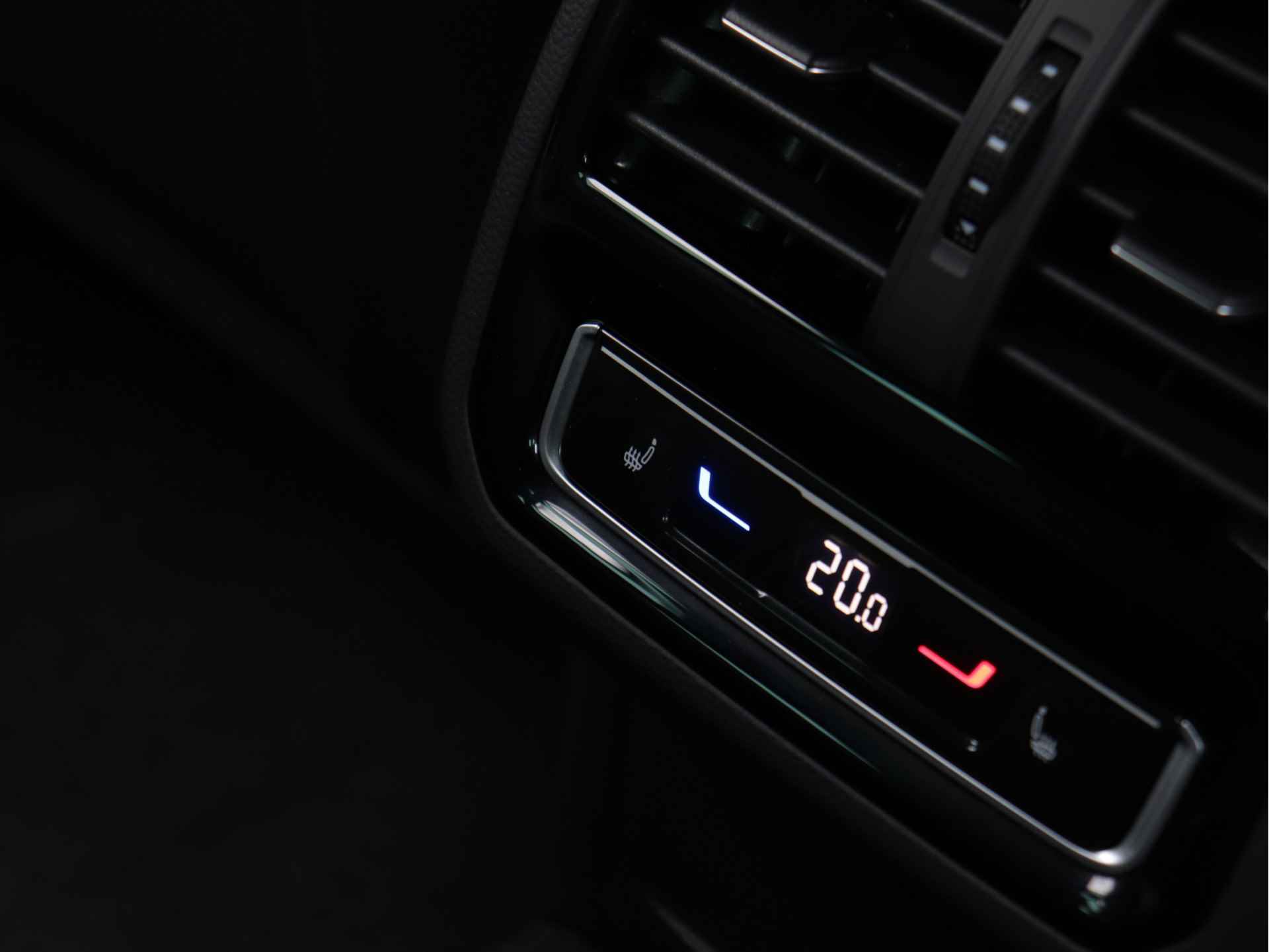 Volkswagen Passat Variant 1.5 TSI R-Line 150pk Automaat | Navigatie | Camera | Stoelverwarming V+A | LED Matrix | - 30/56