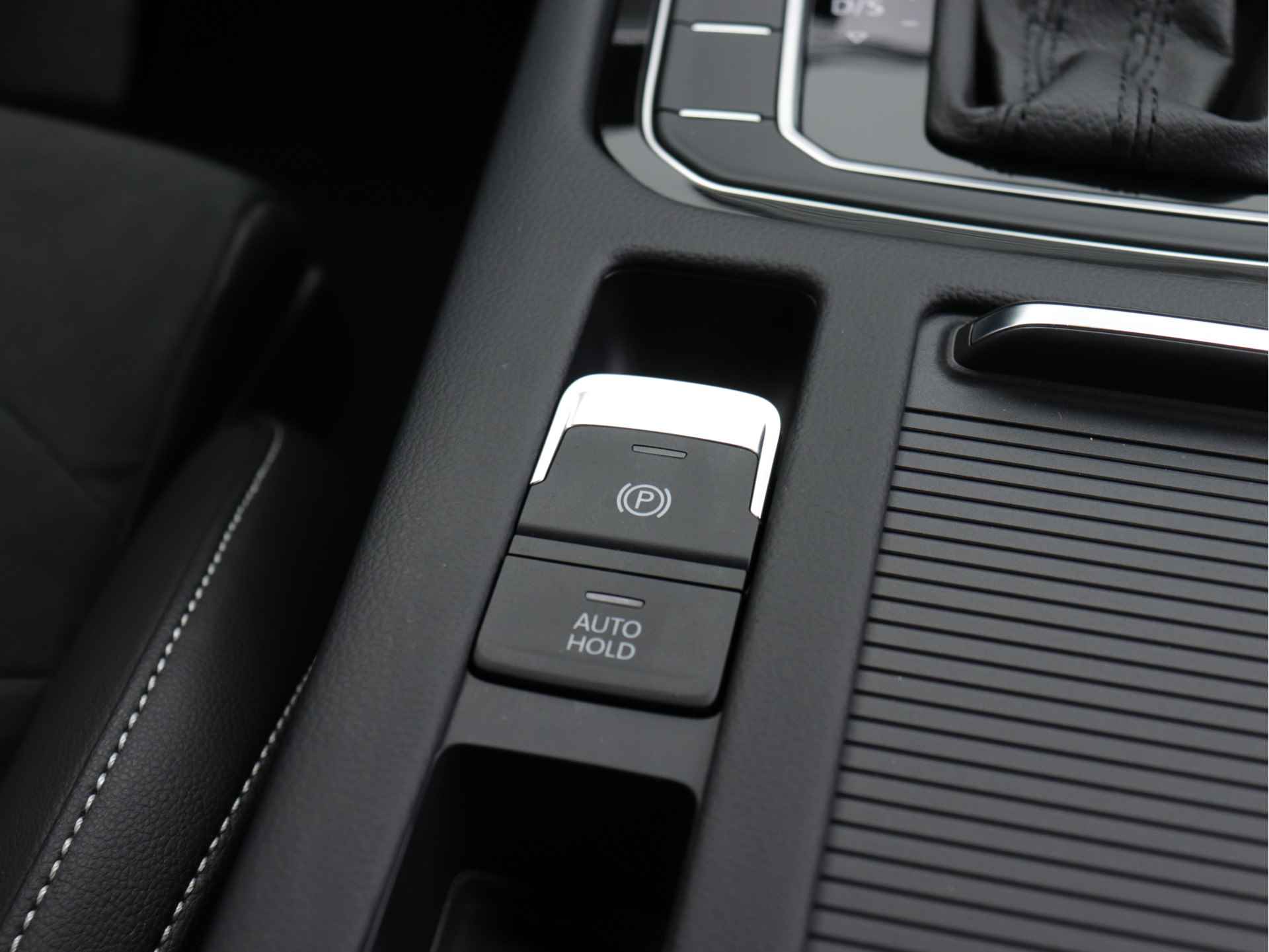 Volkswagen Passat Variant 1.5 TSI R-Line 150pk Automaat | Navigatie | Camera | Stoelverwarming V+A | LED Matrix | - 33/56