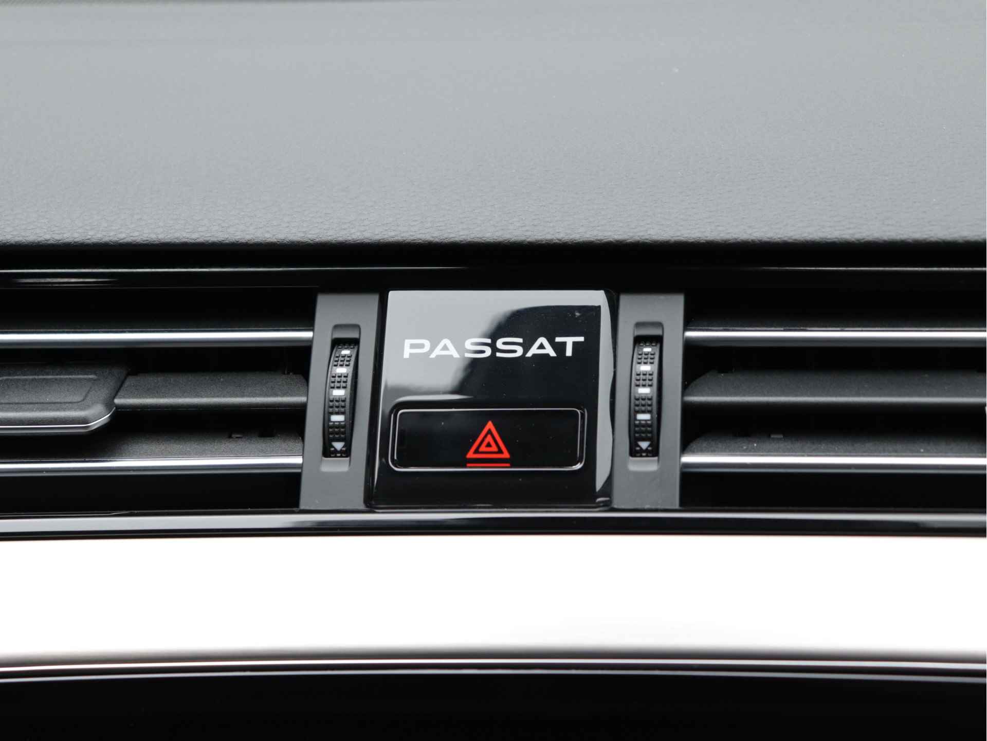Volkswagen Passat Variant 1.5 TSI R-Line 150pk Automaat | Navigatie | Camera | Stoelverwarming V+A | LED Matrix | - 34/56
