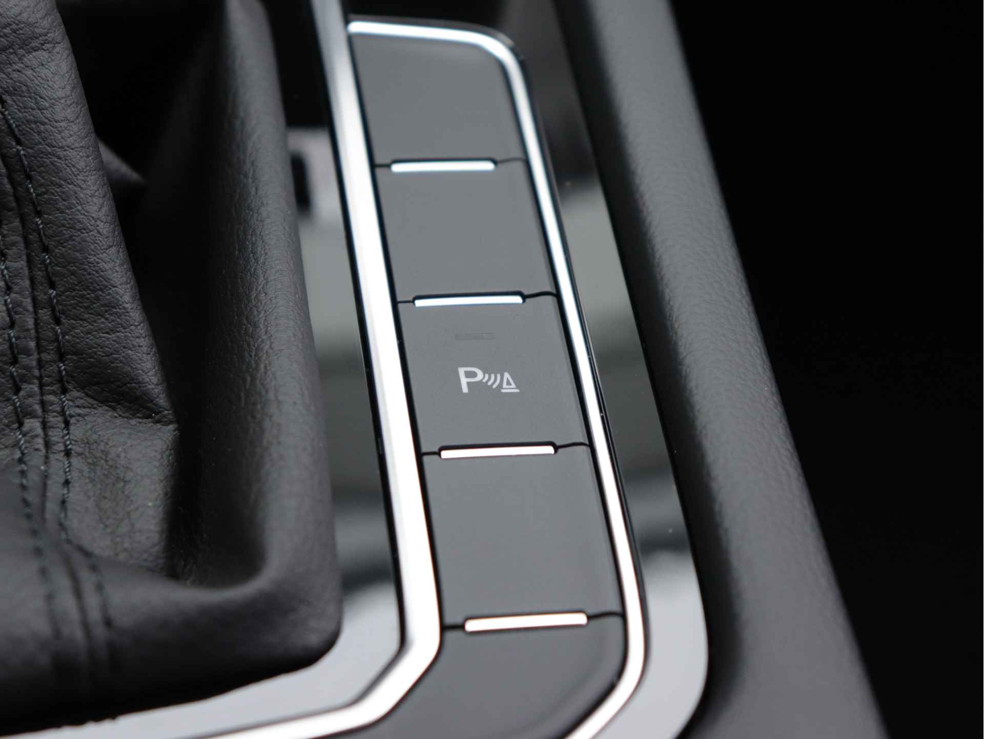 Volkswagen Passat Variant 1.5 TSI R-Line 150pk Automaat | Navigatie | Camera | Stoelverwarming V+A | LED Matrix | - 45/56