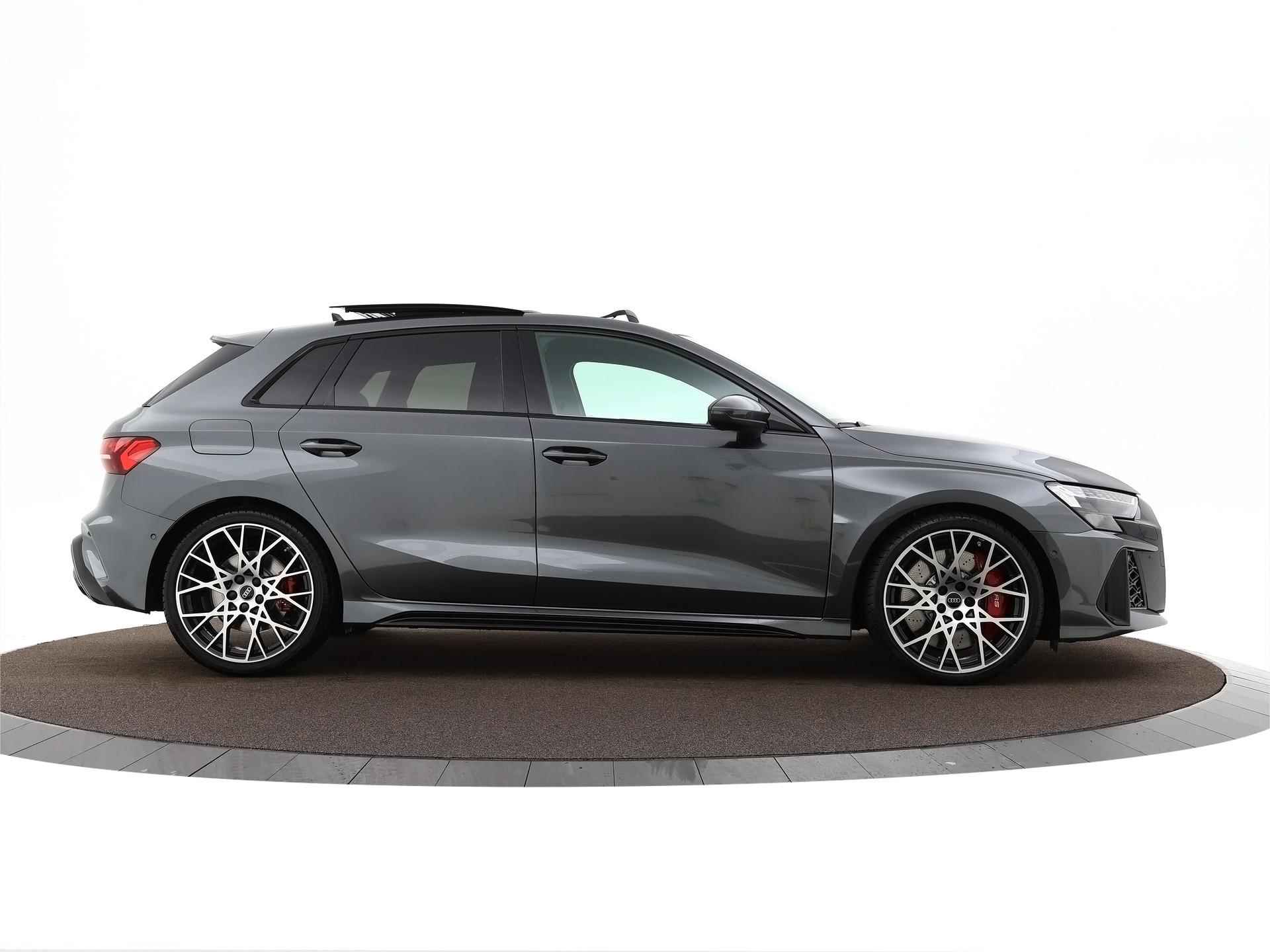 Audi RS3 Sportback RS3 Sportback 2.5 400 PK Audi RS3 Sportback 2.5 400 PK · RS-sportuitlaatsysteem · Glazen Panoramadak · SONOS Premium 3D · Topsnelheid 280 km/h · Adaptief onderstel, Audi Drive Select - 50/64