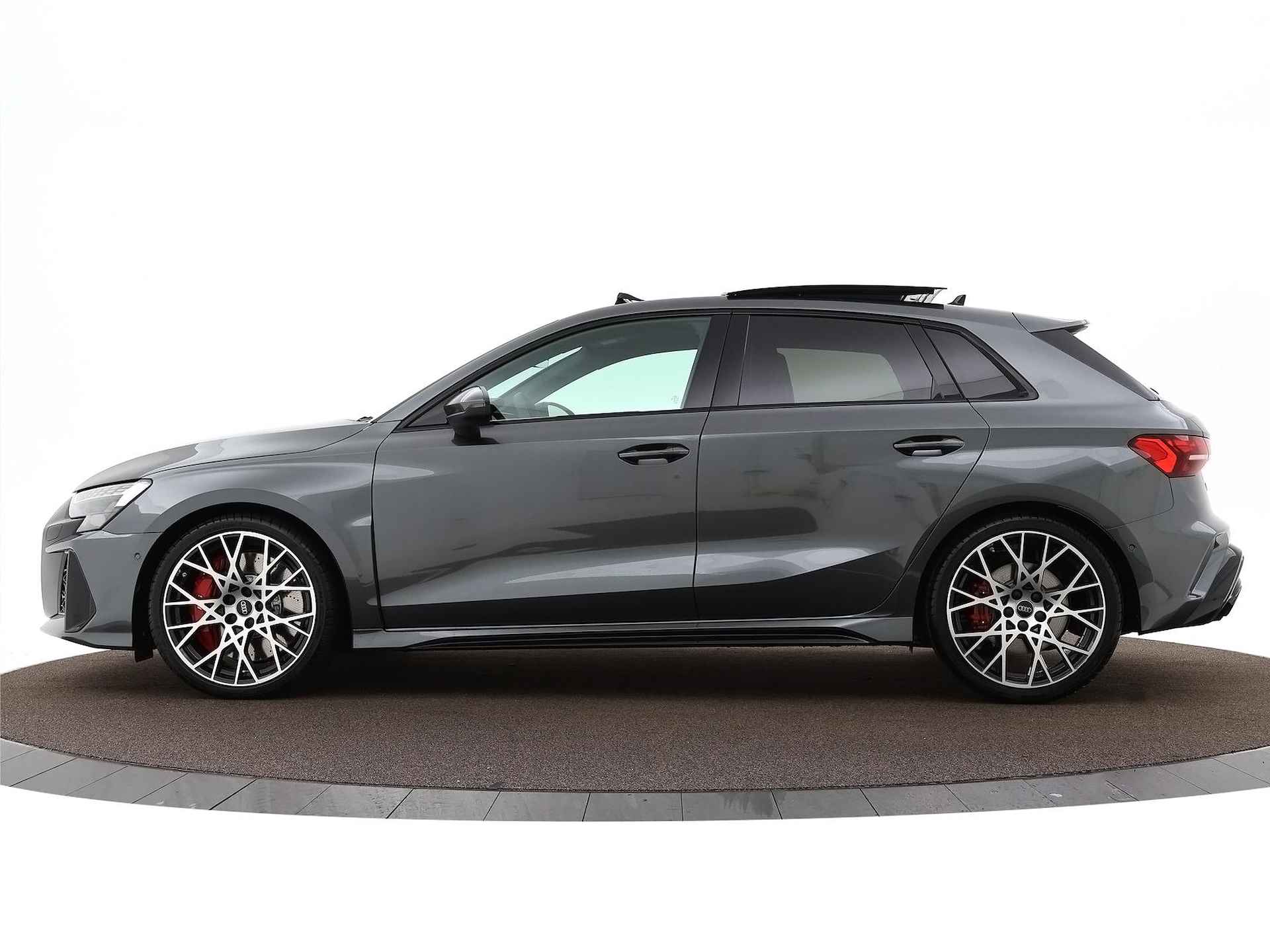 Audi RS3 Sportback RS3 Sportback 2.5 400 PK Audi RS3 Sportback 2.5 400 PK · RS-sportuitlaatsysteem · Glazen Panoramadak · SONOS Premium 3D · Topsnelheid 280 km/h · Adaptief onderstel, Audi Drive Select - 53/64