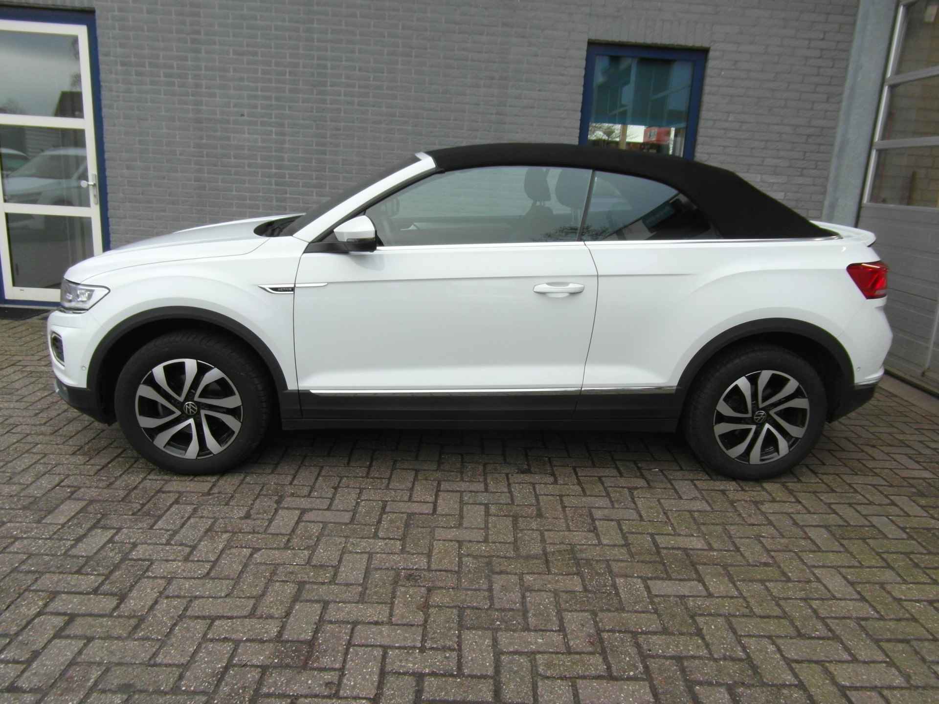 Volkswagen T-Roc Cabrio 1.5 TSI Life Active Inclusief Afleveringskosten - 2/31