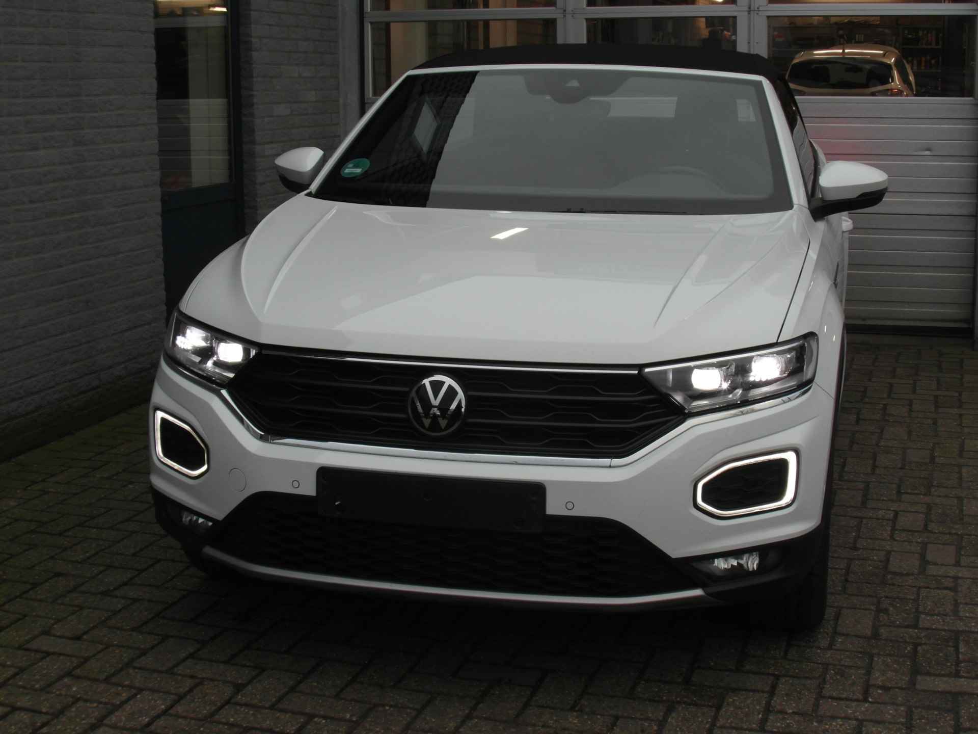 Volkswagen T-Roc Cabrio 1.5 TSI Life Active Inclusief Afleveringskosten - 7/31