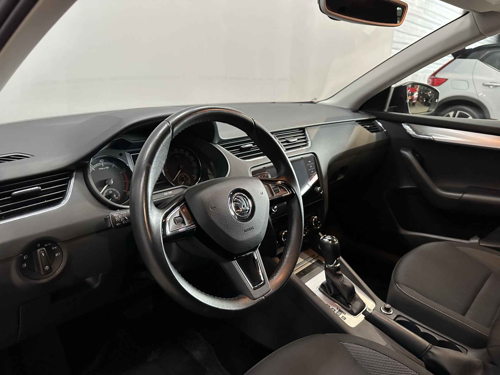 Škoda Octavia Combi 1.5 TSI Greentech Ambition Business | Trekhaak | Panoramadak | Apple Carplay | Navi | Isofix - 13/43
