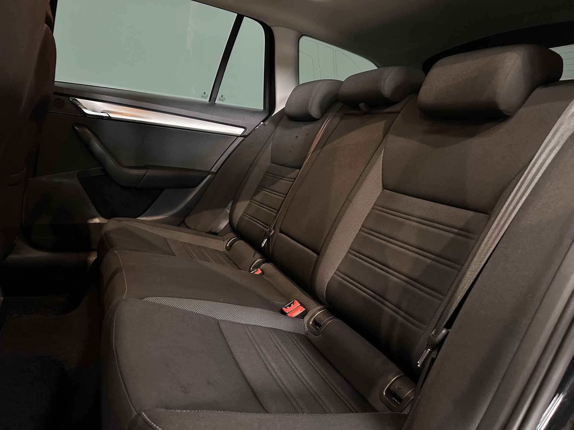 Škoda Octavia Combi 1.5 TSI Greentech Ambition Business | Trekhaak | Panoramadak | Apple Carplay | Navi | Isofix - 17/43