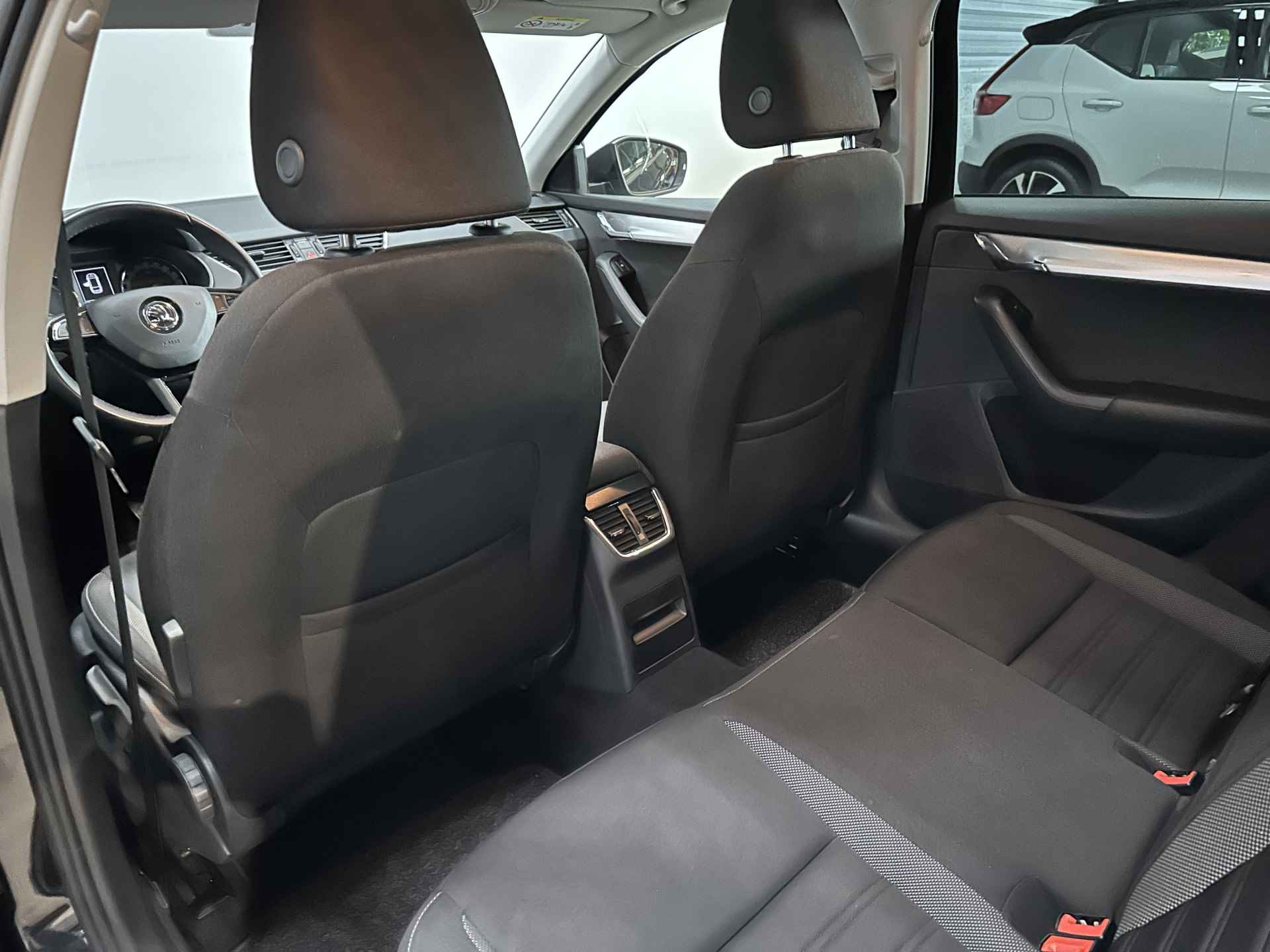 Škoda Octavia Combi 1.5 TSI Greentech Ambition Business | Trekhaak | Panoramadak | Apple Carplay | Navi | Isofix - 18/43