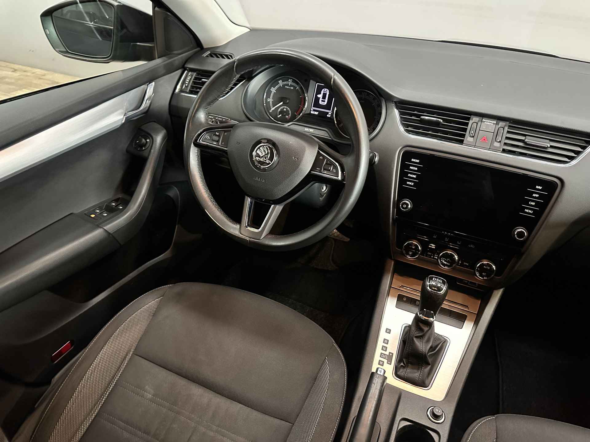 Škoda Octavia Combi 1.5 TSI Greentech Ambition Business | Trekhaak | Panoramadak | Apple Carplay | Navi | Isofix - 20/43