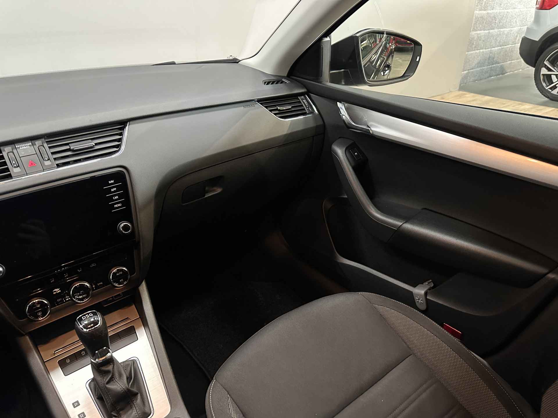 Škoda Octavia Combi 1.5 TSI Greentech Ambition Business | Trekhaak | Panoramadak | Apple Carplay | Navi | Isofix - 21/43