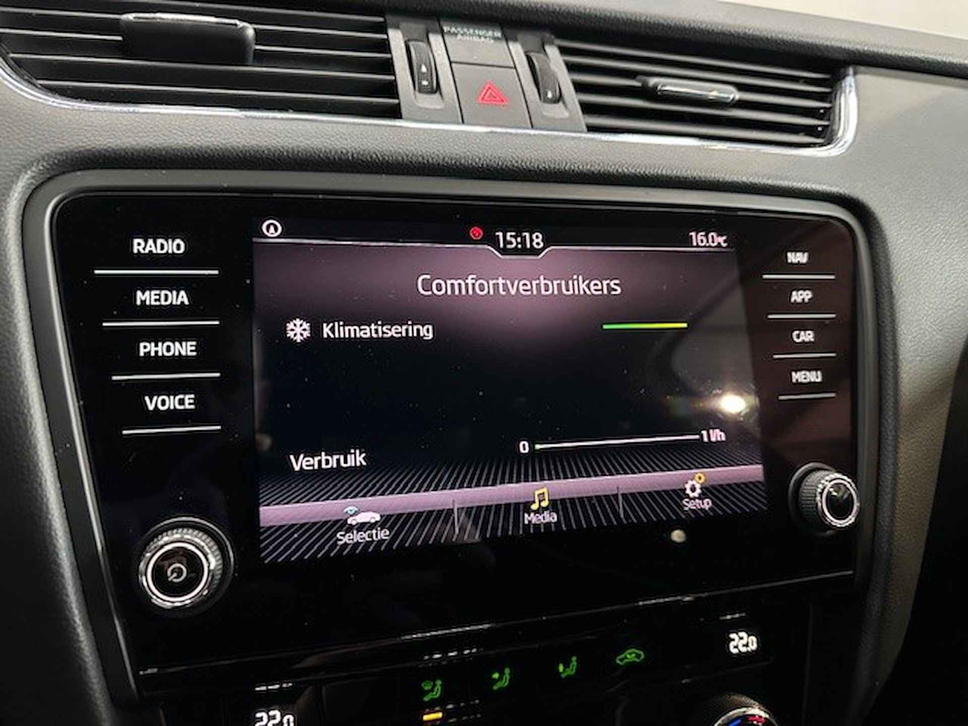 Škoda Octavia Combi 1.5 TSI Greentech Ambition Business | Trekhaak | Panoramadak | Apple Carplay | Navi | Isofix - 26/43