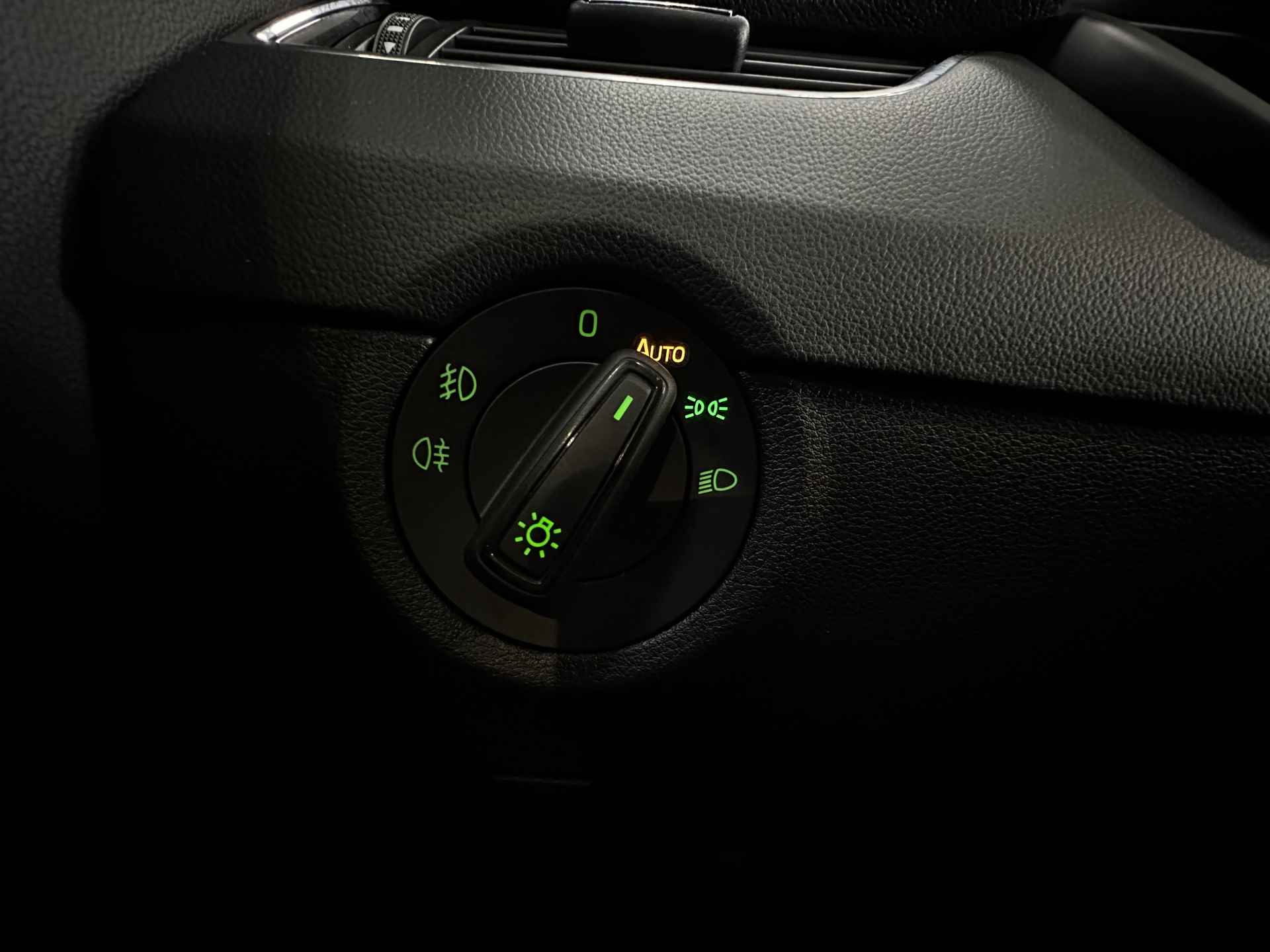 Škoda Octavia Combi 1.5 TSI Greentech Ambition Business | Trekhaak | Panoramadak | Apple Carplay | Navi | Isofix - 37/43