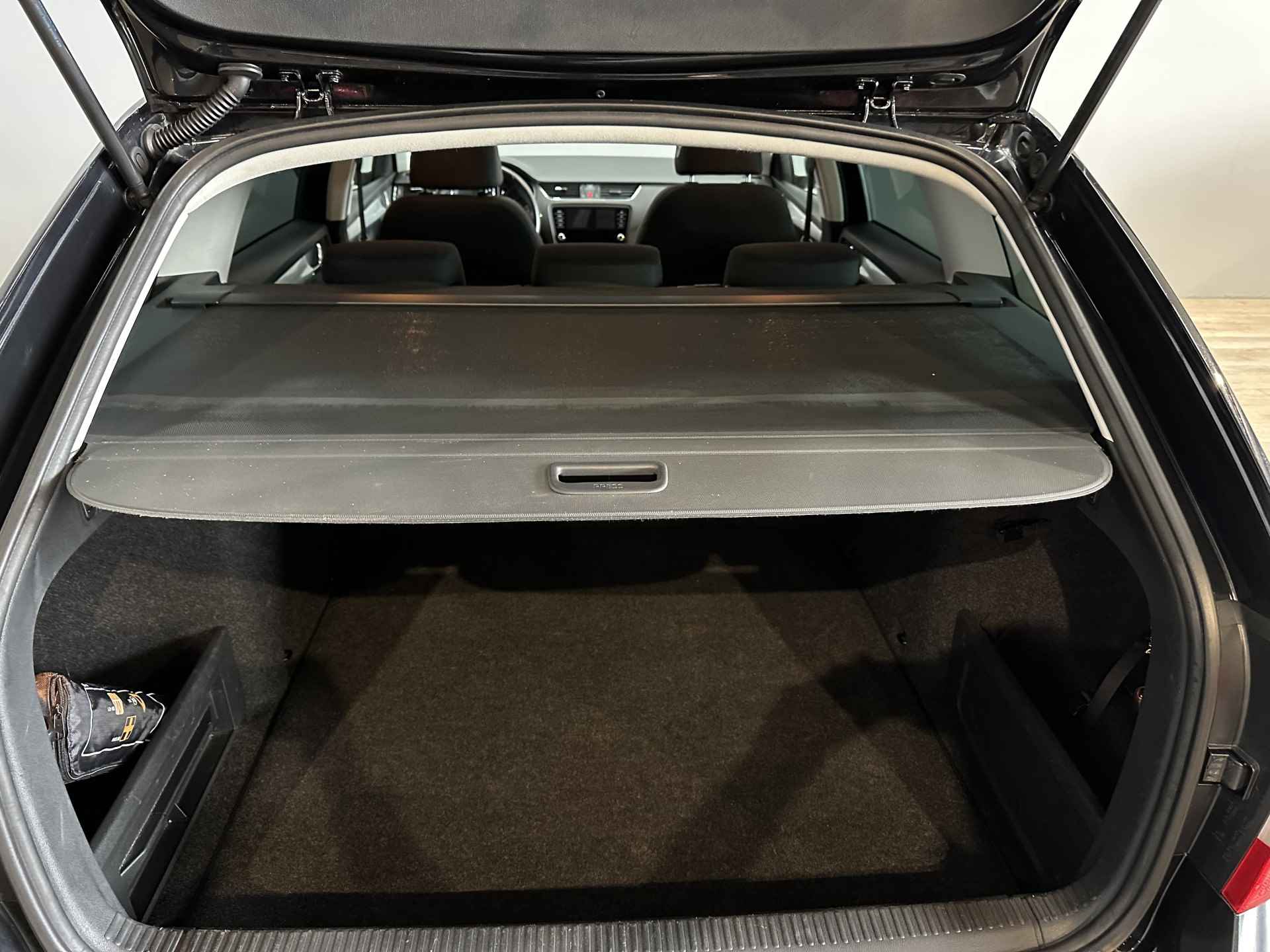 Škoda Octavia Combi 1.5 TSI Greentech Ambition Business | Trekhaak | Panoramadak | Apple Carplay | Navi | Isofix - 41/43