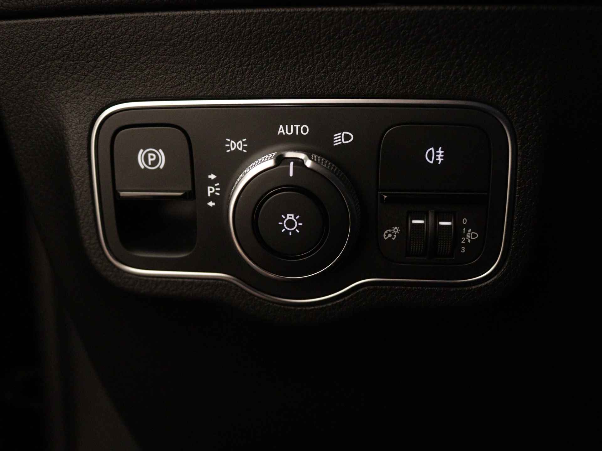 Mercedes-Benz GLA 250 e Plug In Hybride Style | Augmented Reality | Stoelverwarming | Navigatie | Car Play | DAB | Parkeersensoren | Inclusief 24 maanden Mercedes-Benz Certified garantie voor Europa. - 28/38